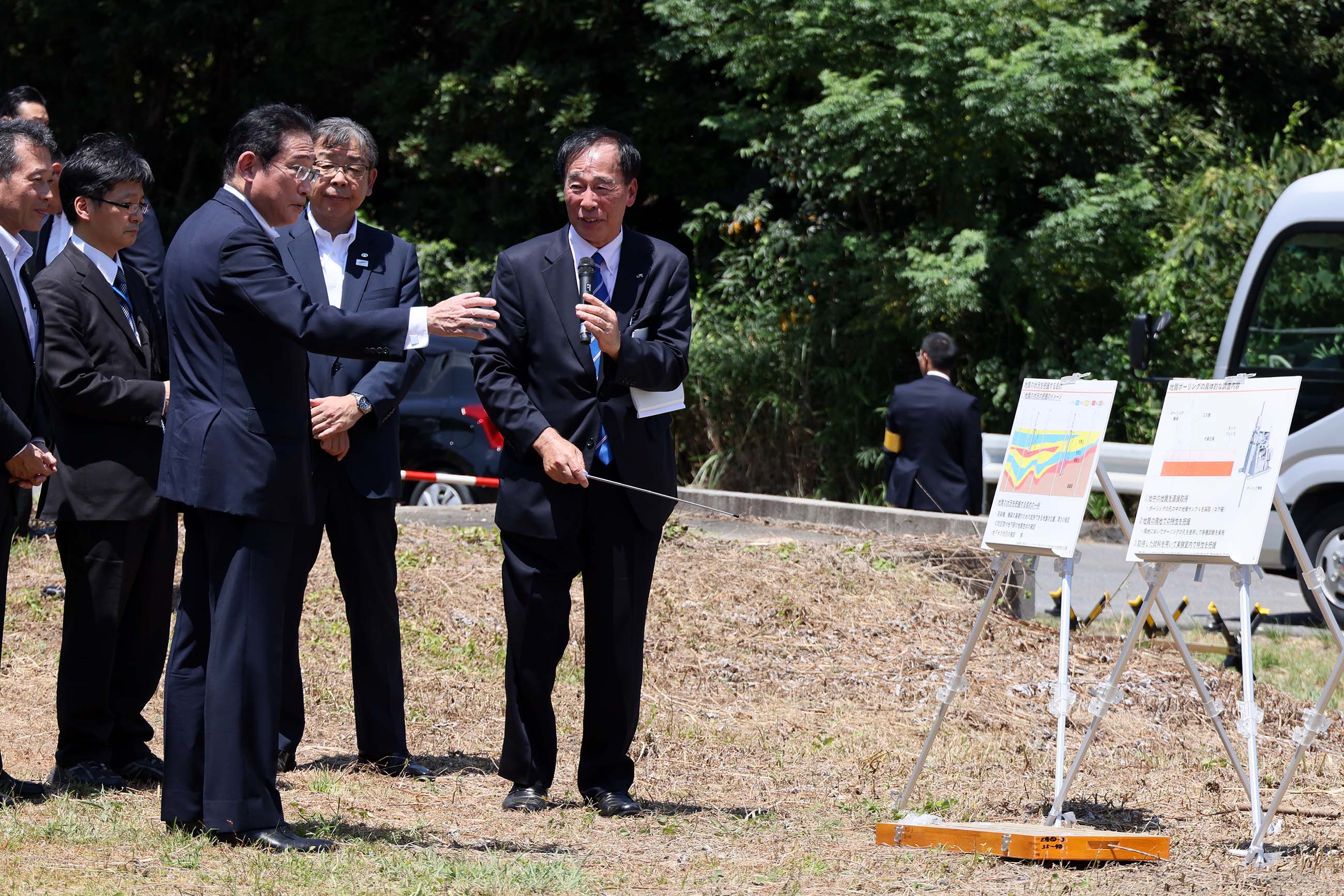 リニア中央新幹線ボーリング調査箇所を視察する岸田総理５
