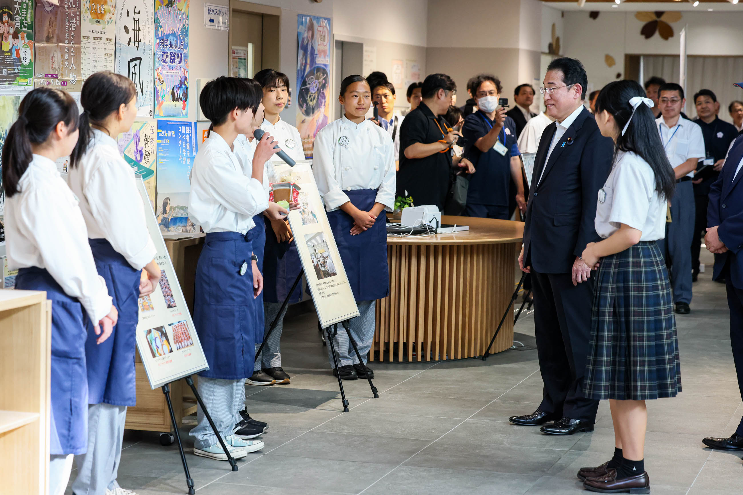 夢咲くら館で高校生と交流する岸田総理１