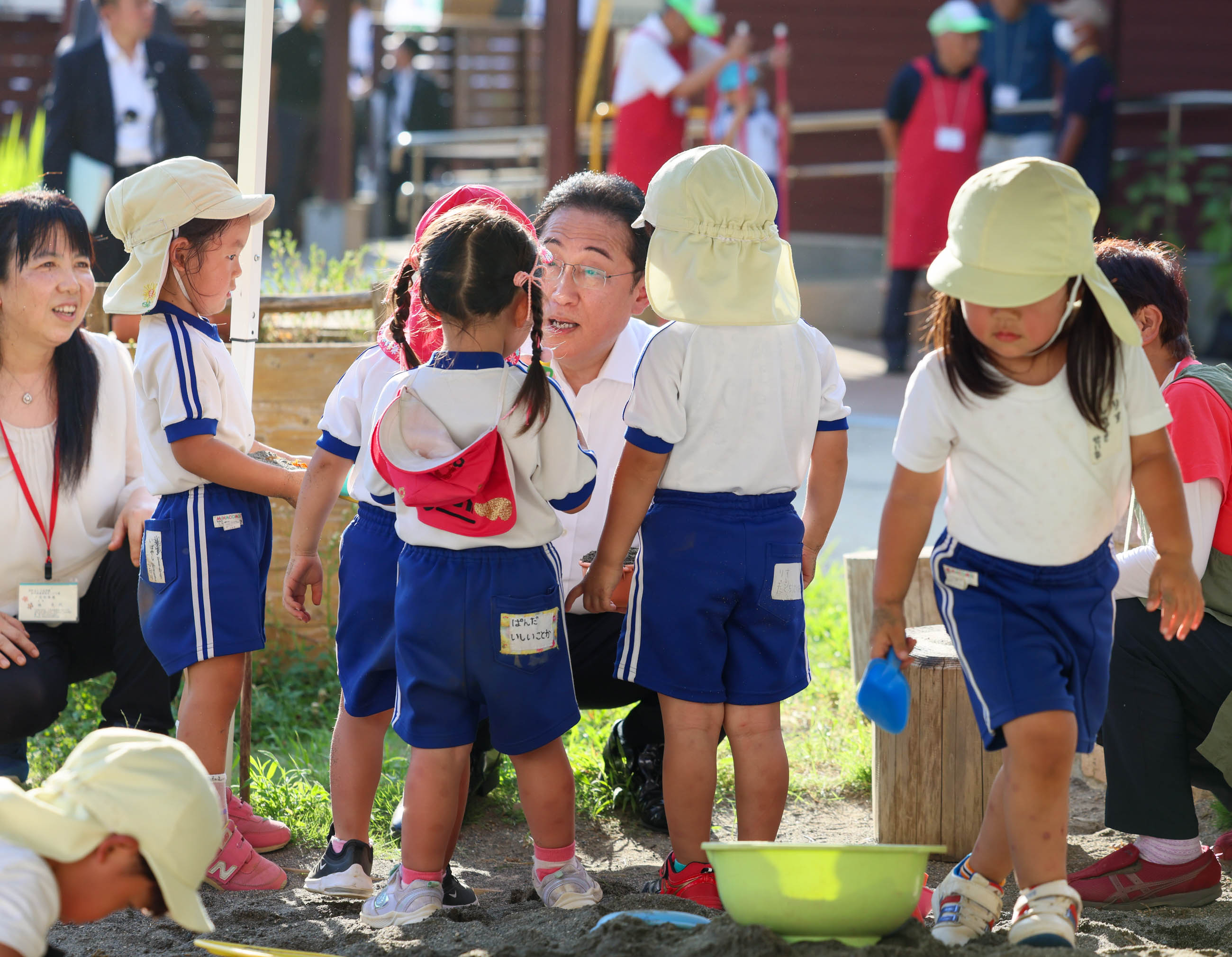 千成幼稚園の砂場を視察する岸田総理１