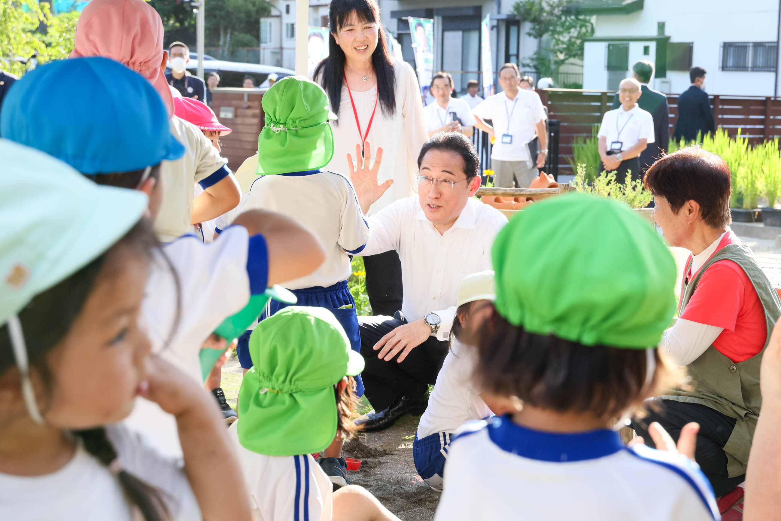 千成幼稚園の砂場を視察する岸田総理２