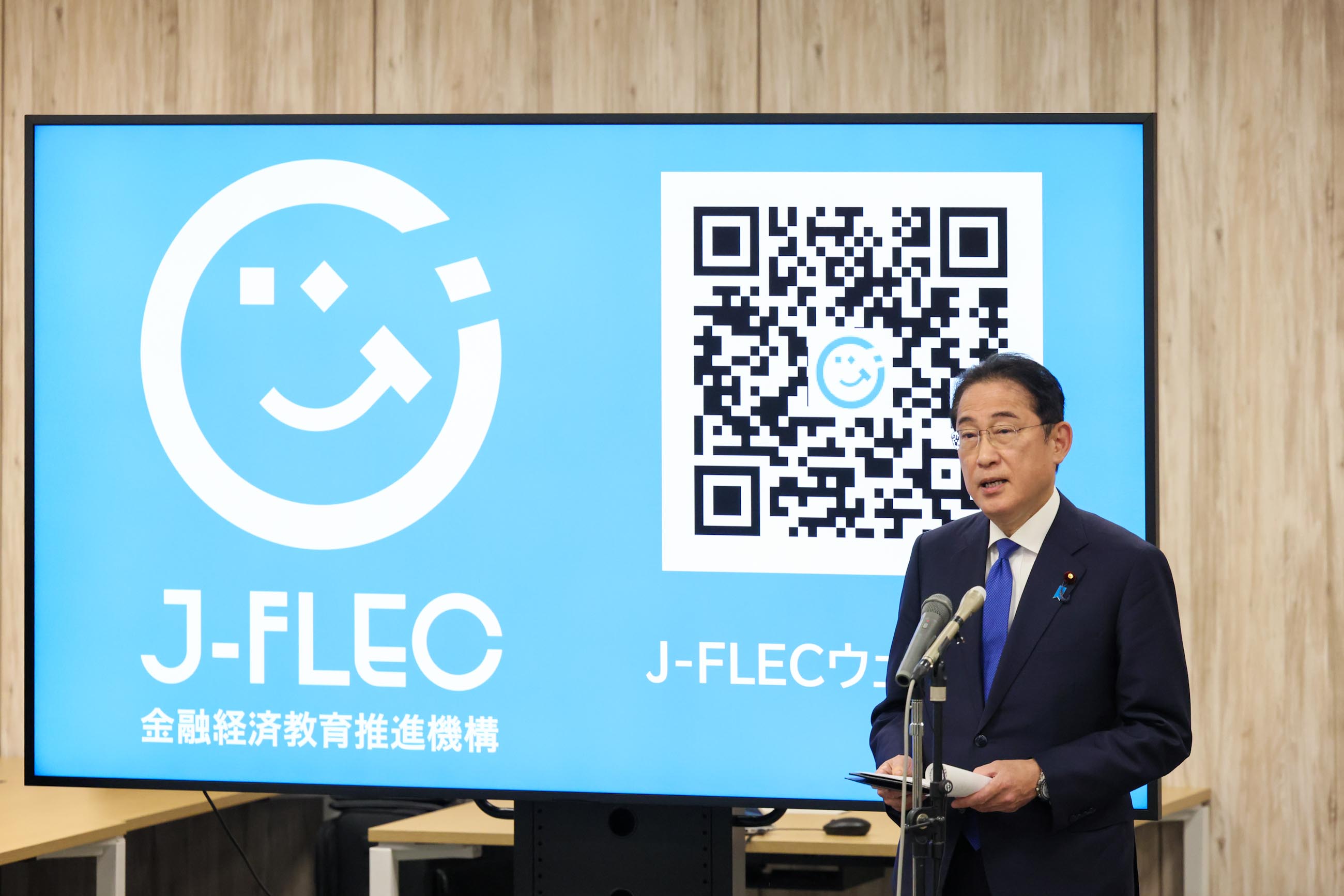 Ｊ－ＦＬＥＣ職員への訓示を行う岸田総理３