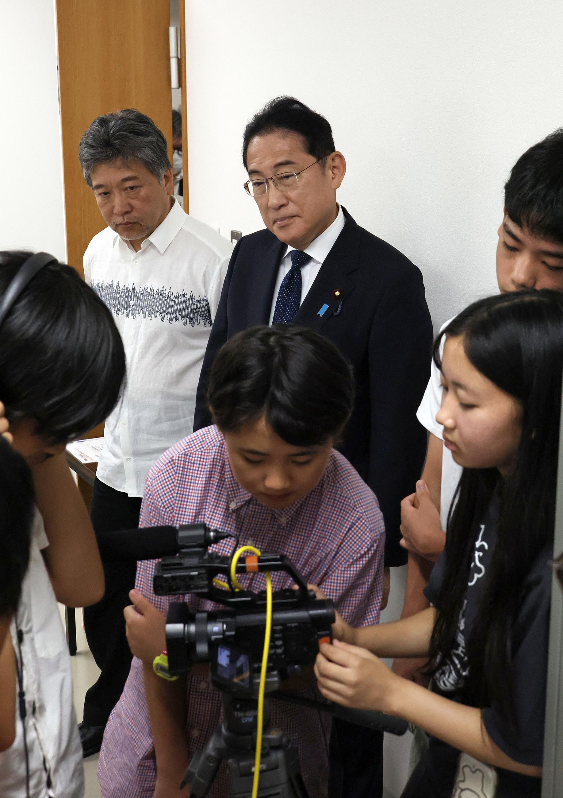 映画撮影の様子を見学する岸田総理２