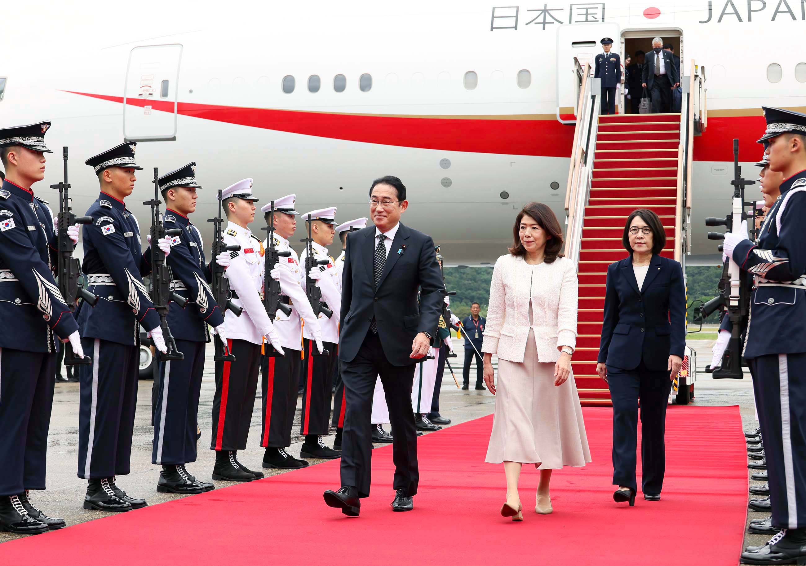 韓国に到着した岸田総理３