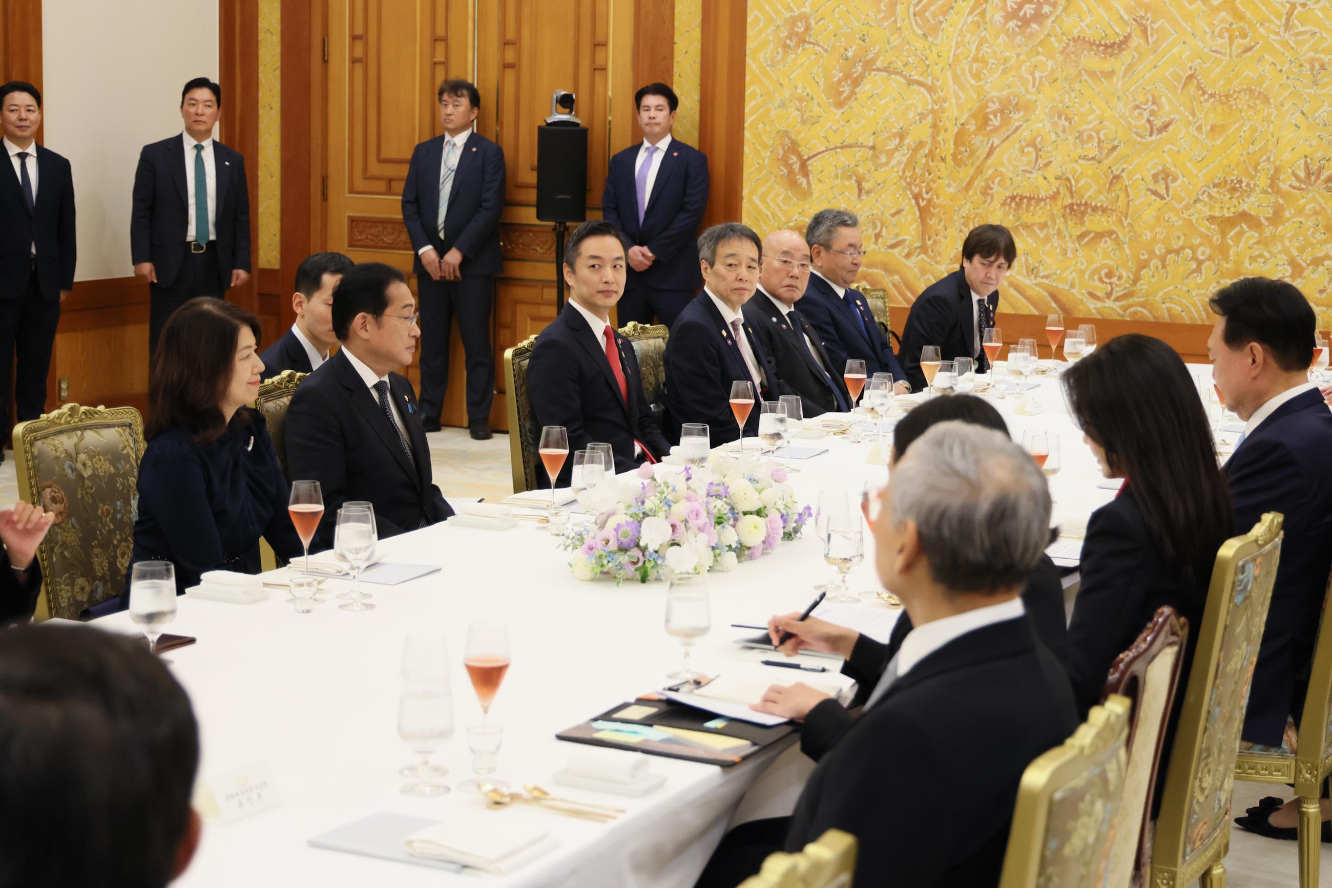 夕食会に出席する岸田総理３