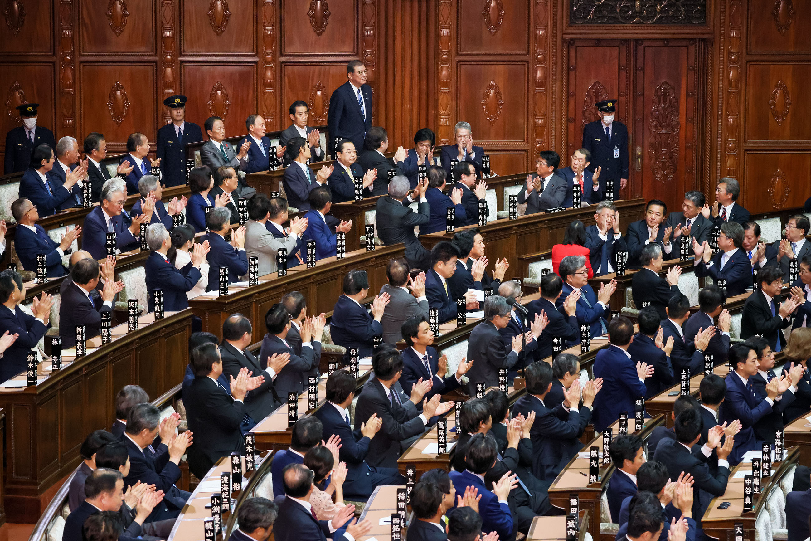 総理大臣の指名を受ける石破議員１