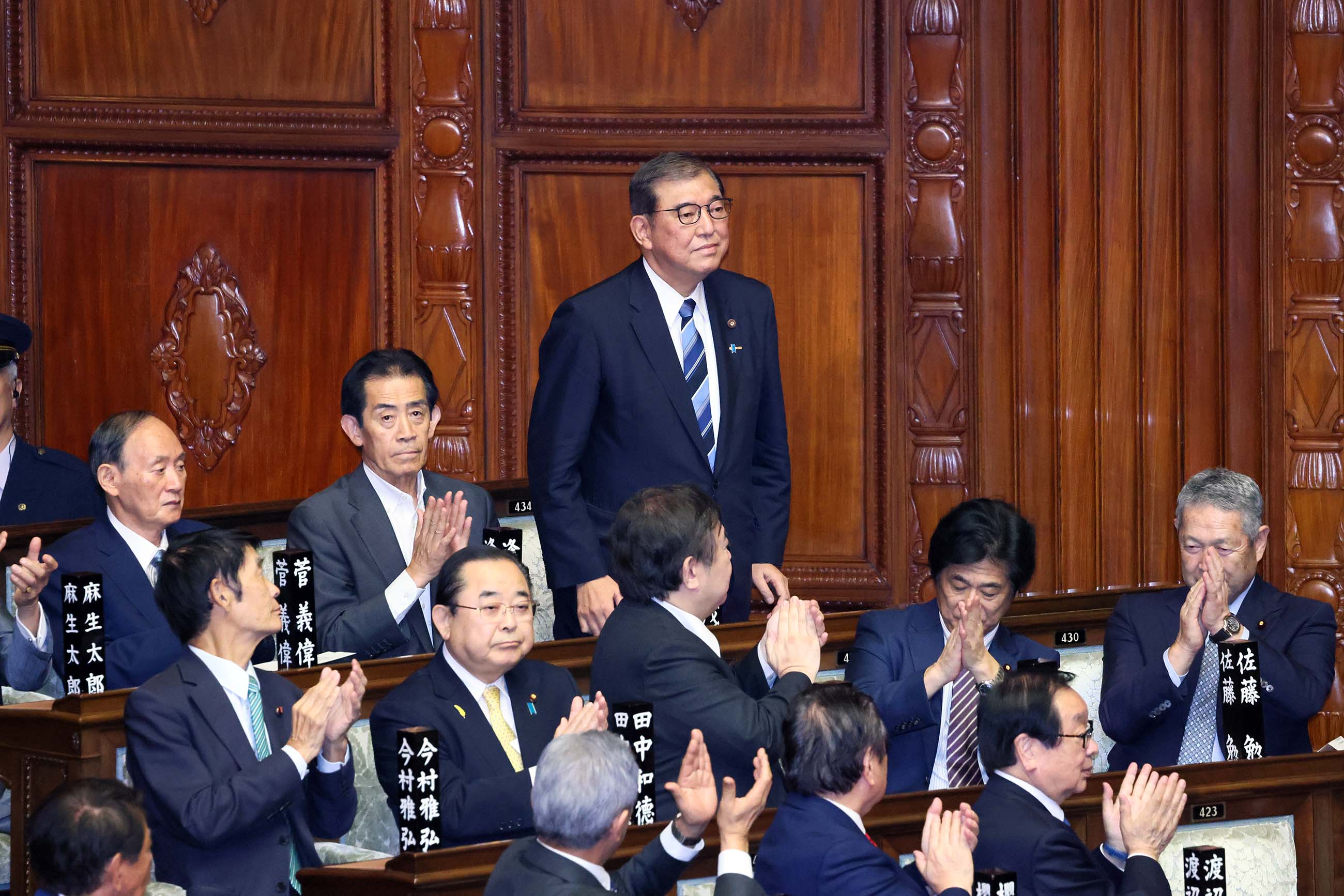 総理大臣の指名を受ける石破議員２