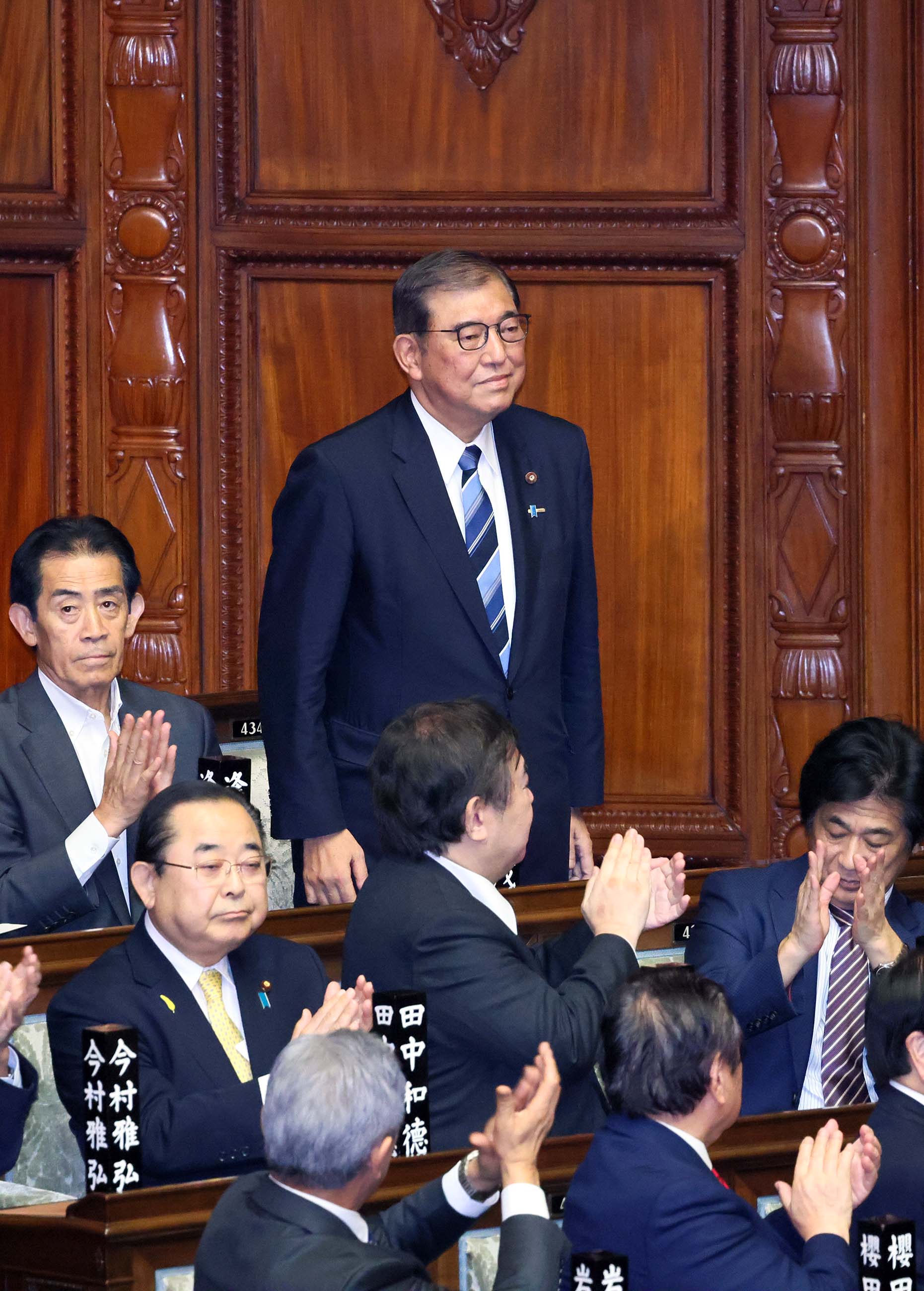 総理大臣の指名を受ける石破議員３