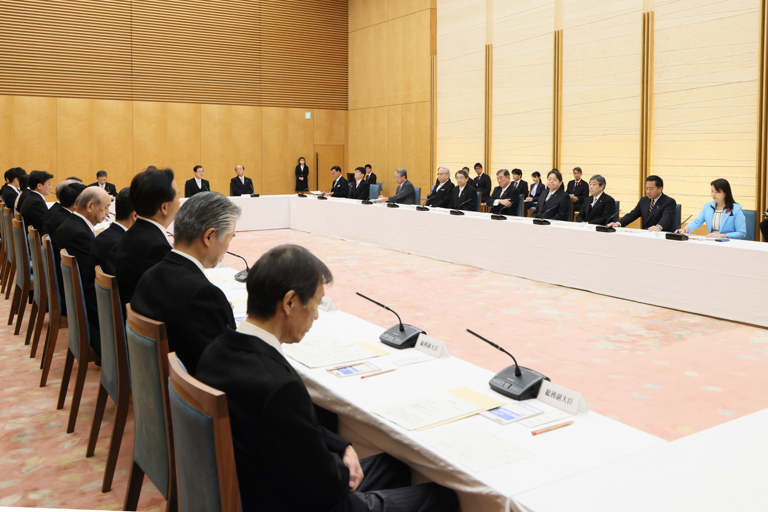 初副大臣会議に臨む石破総理２