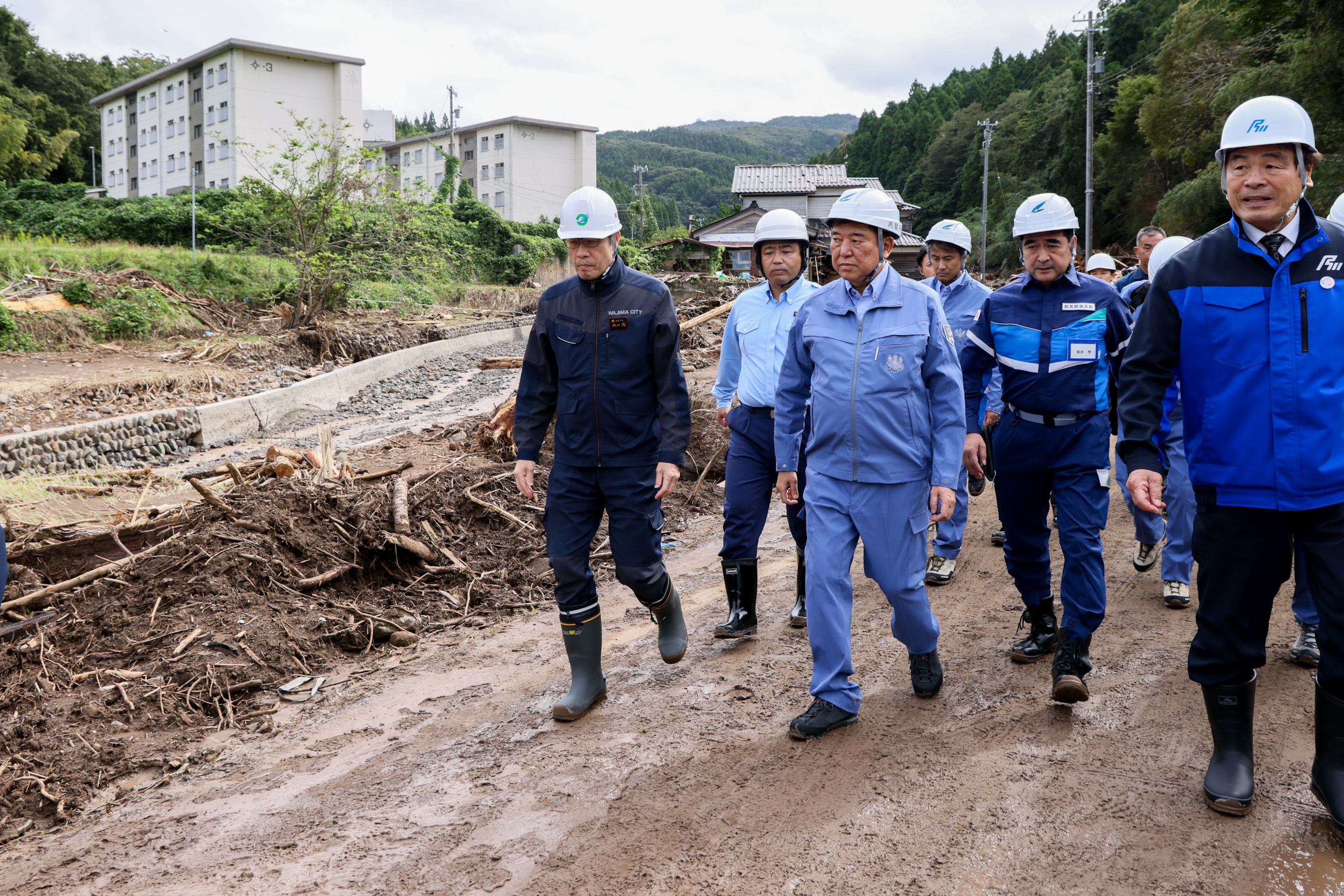 石破首相视察久手川町因河流泛滥冲毁民宅的灾害现场2