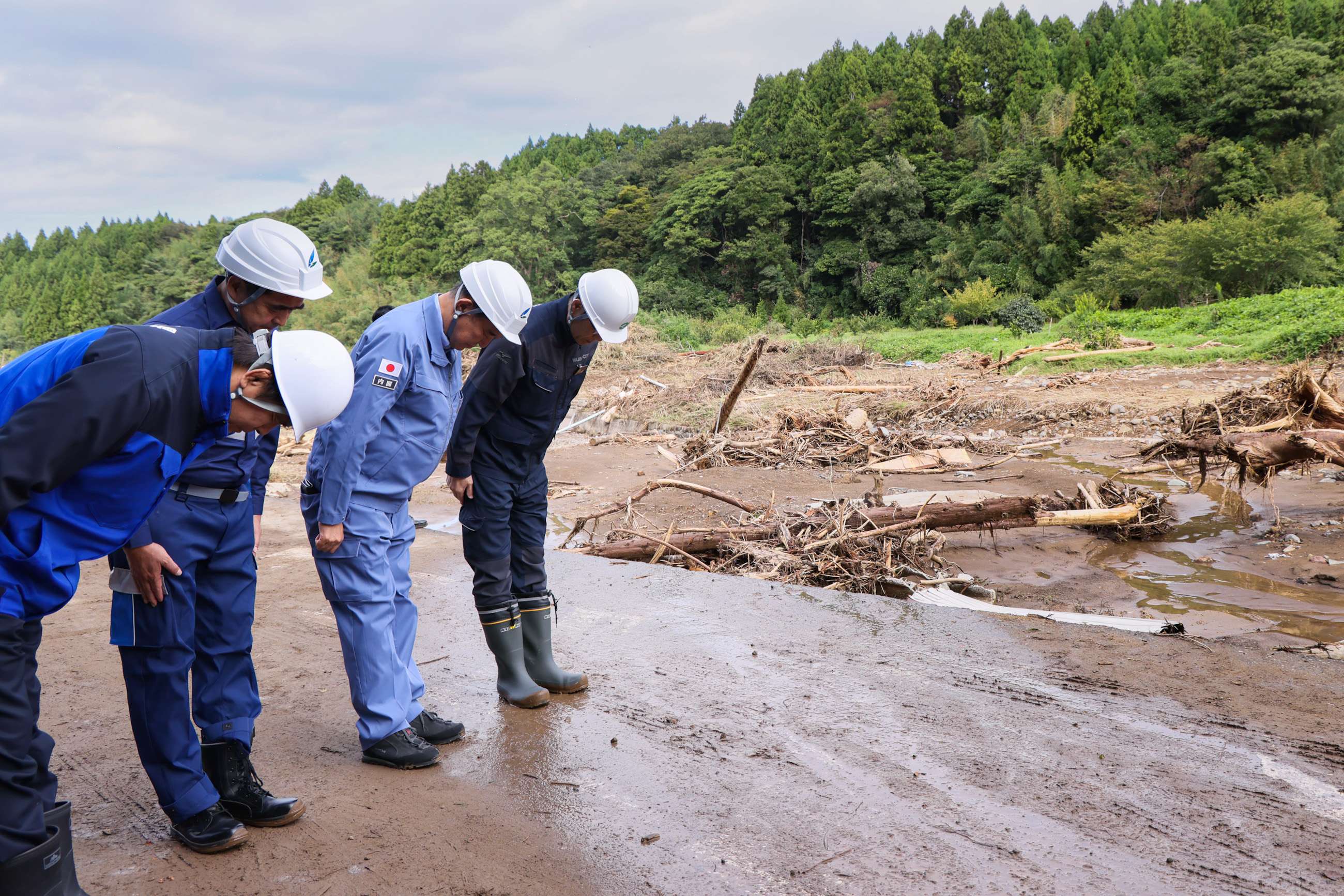 久手川町の住家流出現場を視察する石破総理１