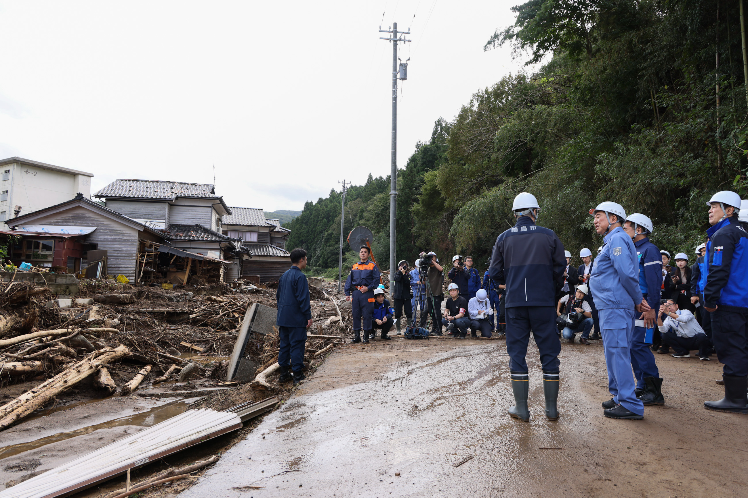 久手川町の住家流出現場を視察する石破総理３