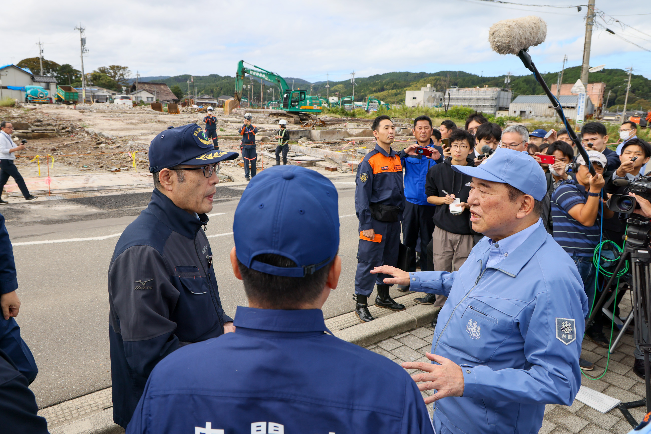 石破首相视察轮岛早市地震火灾现场2