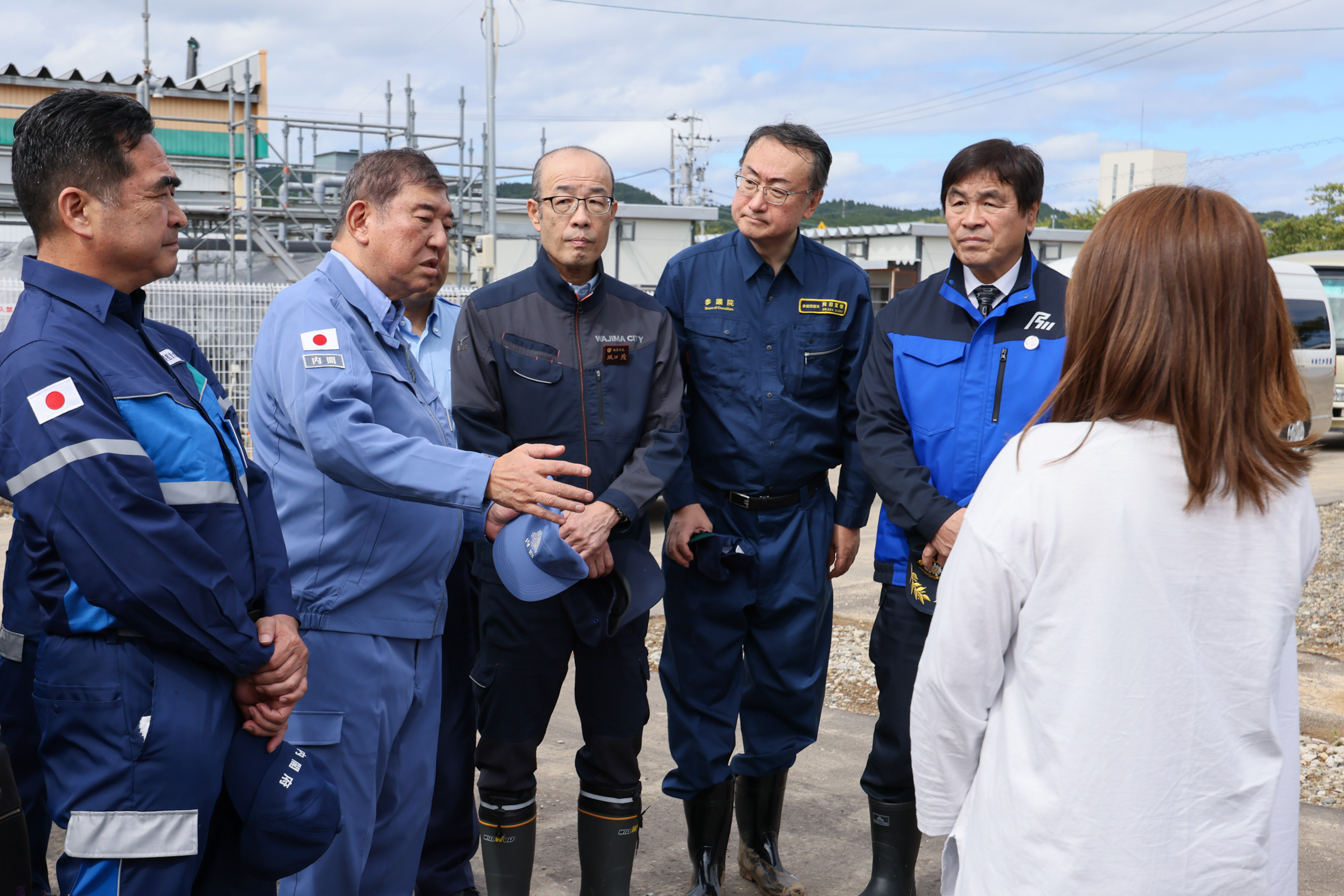 宅田町の仮設住宅浸水現場を視察する石破総理１