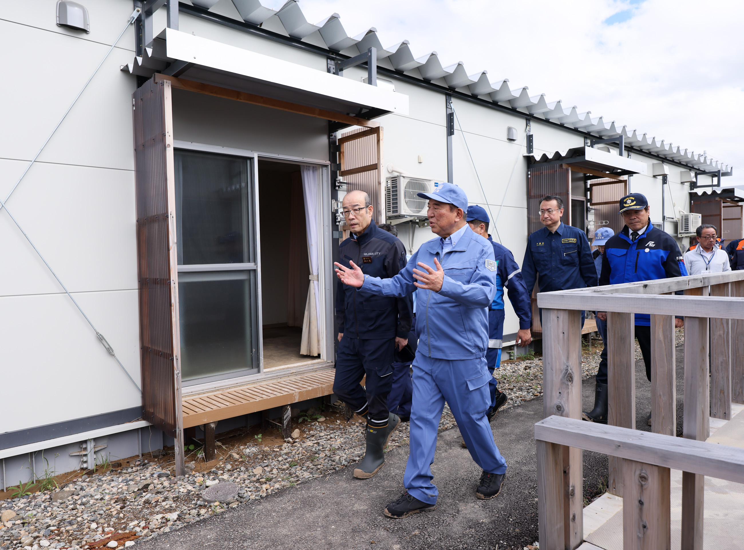 宅田町の仮設住宅浸水現場を視察する石破総理２