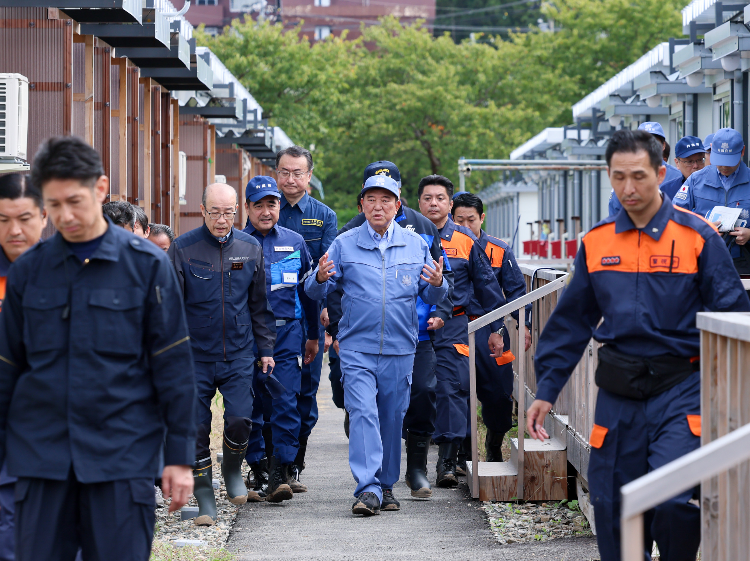 宅田町の仮設住宅浸水現場を視察する石破総理３