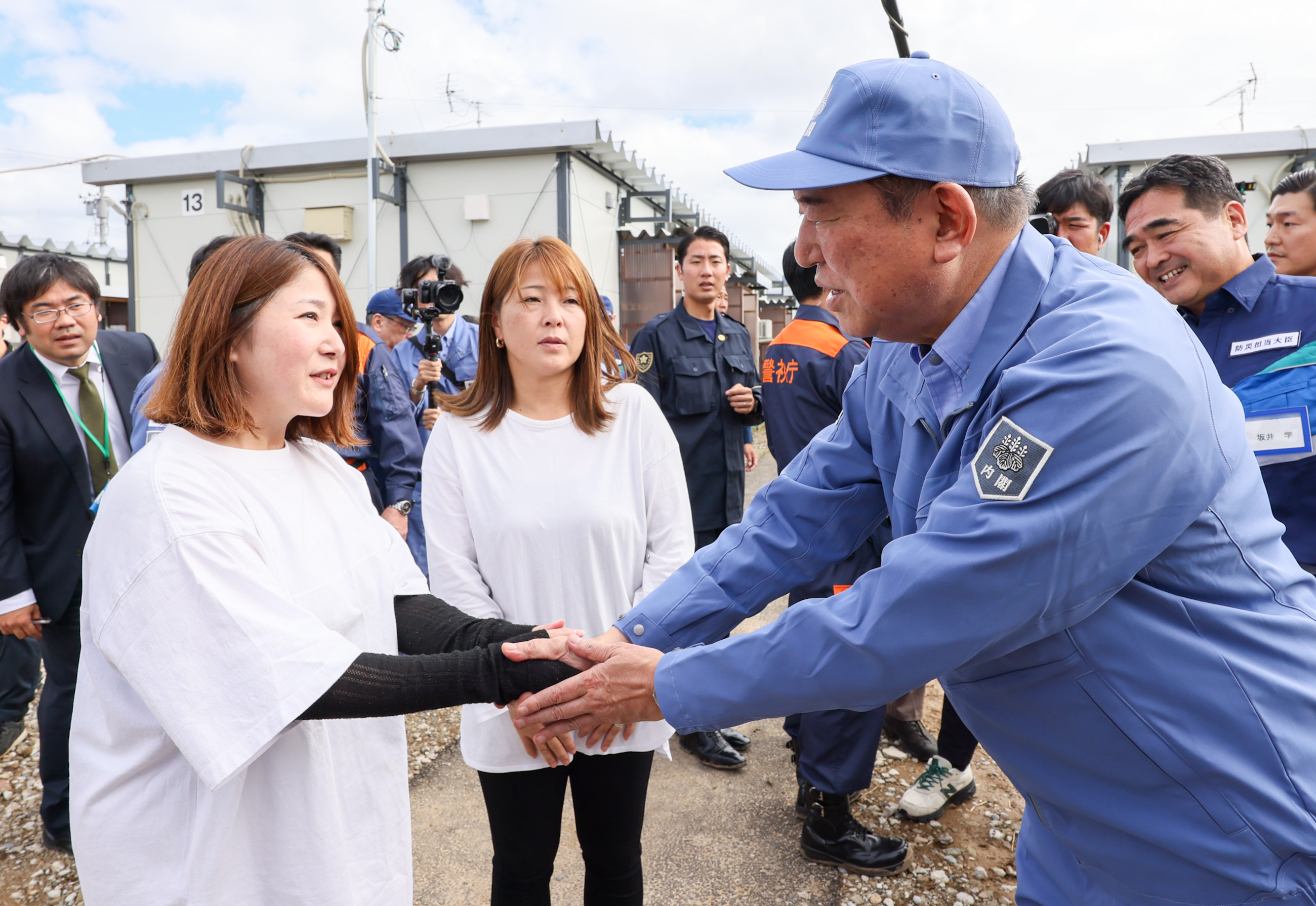 宅田町の仮設住宅浸水現場を視察する石破総理４