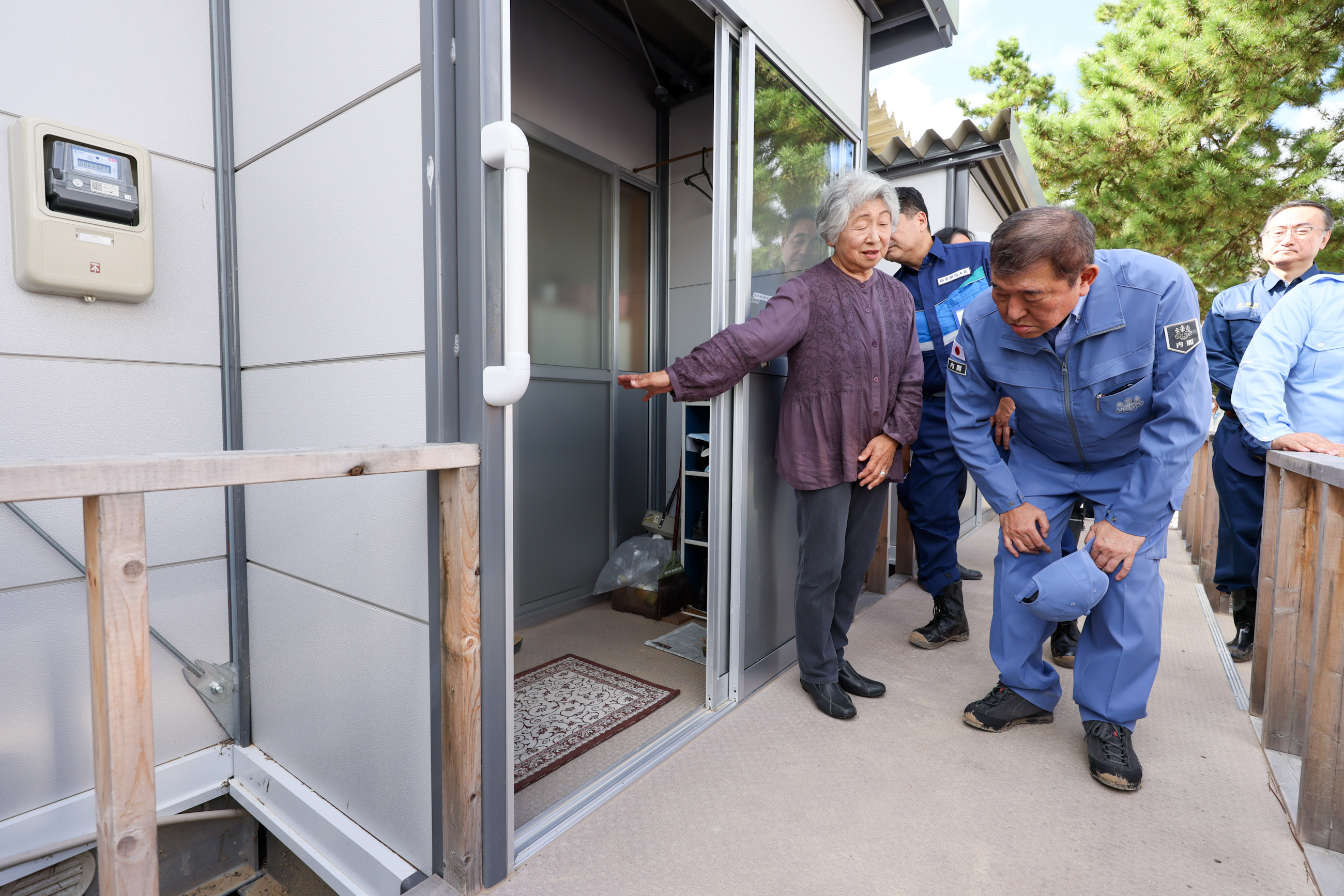 石破首相访问上户小学因暴雨导致浸水的临时住宅3