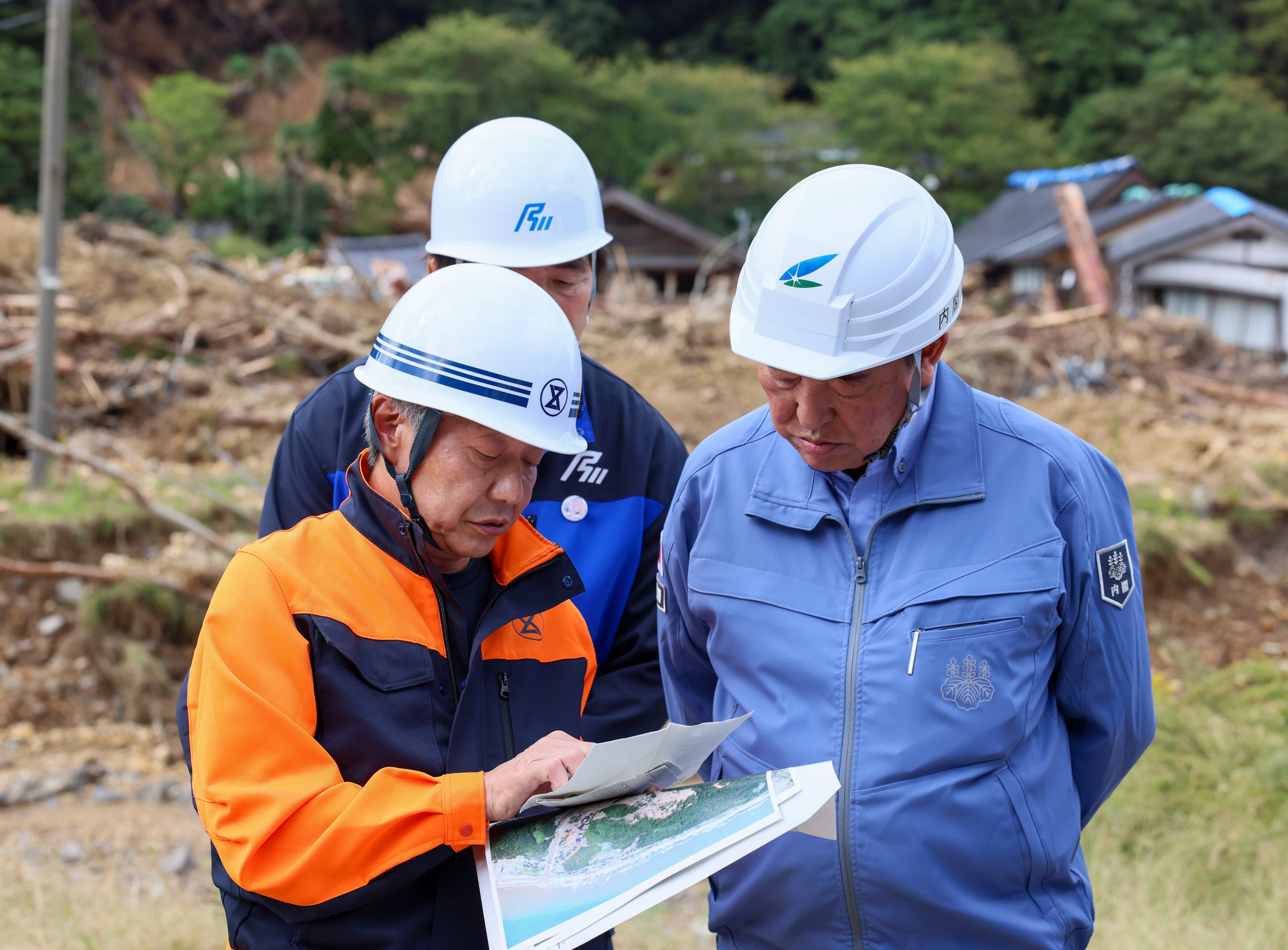 石破首相视察大谷町泥石流灾害现场2