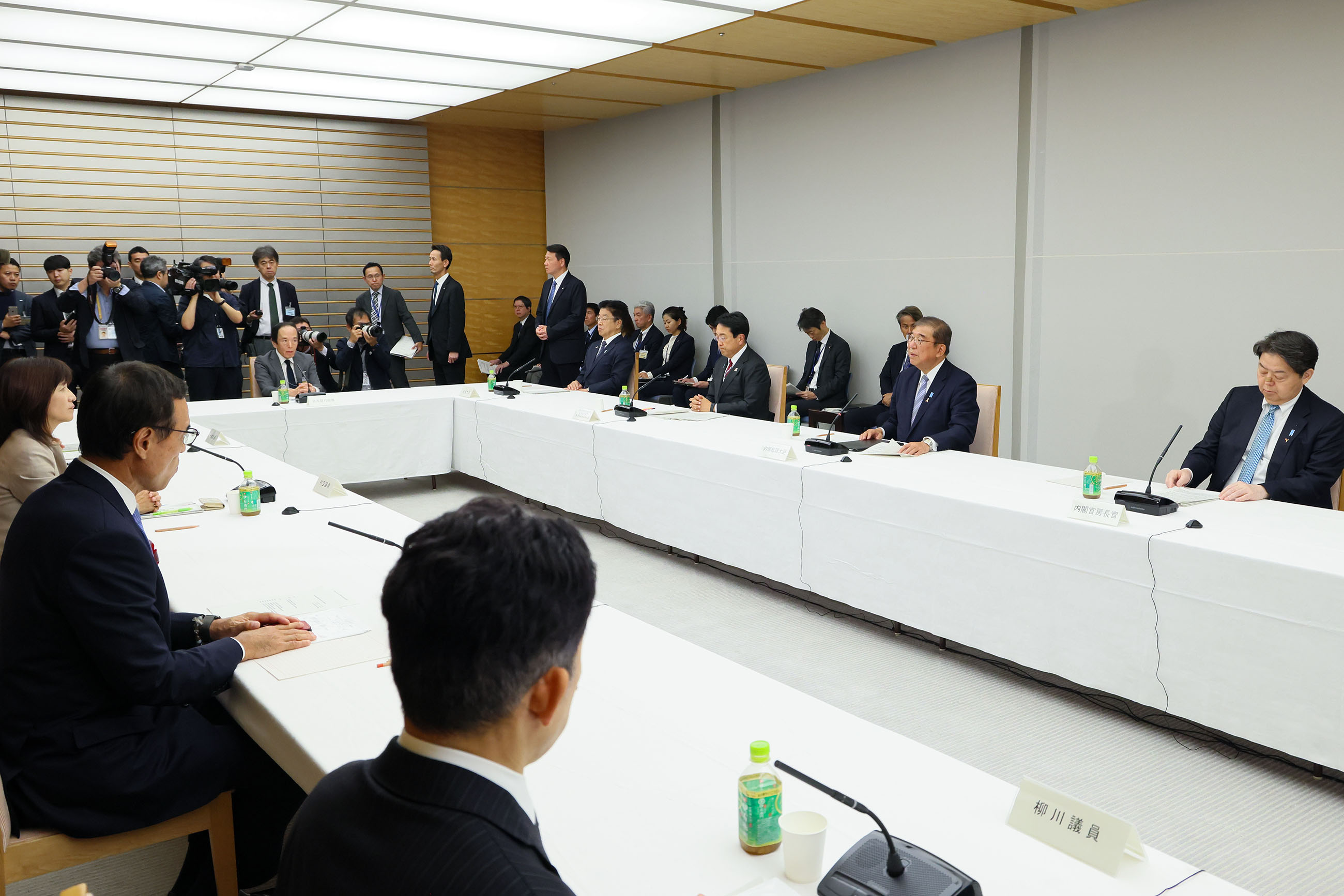 会議のまとめを行う石破総理５