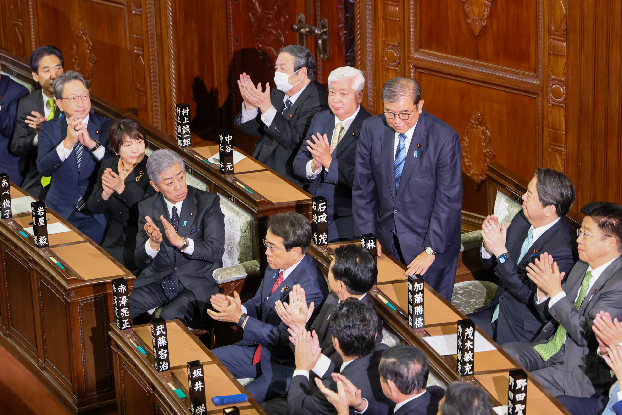 総理大臣の指名を受ける石破議員３