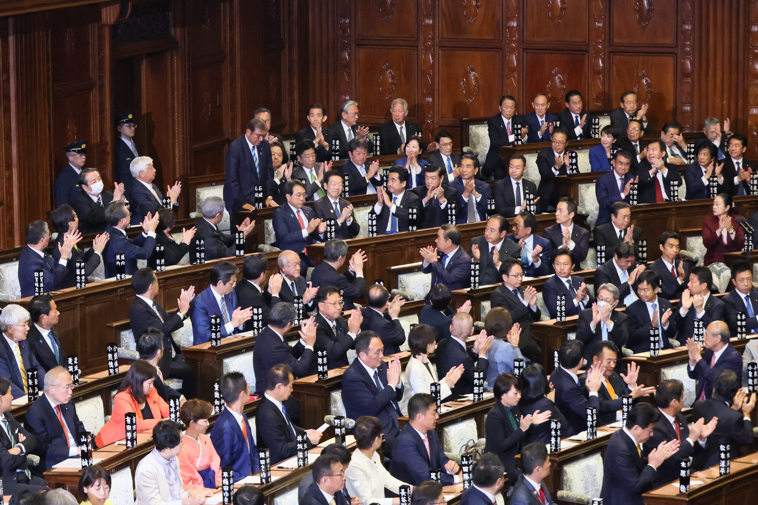 総理大臣の指名を受ける石破議員４