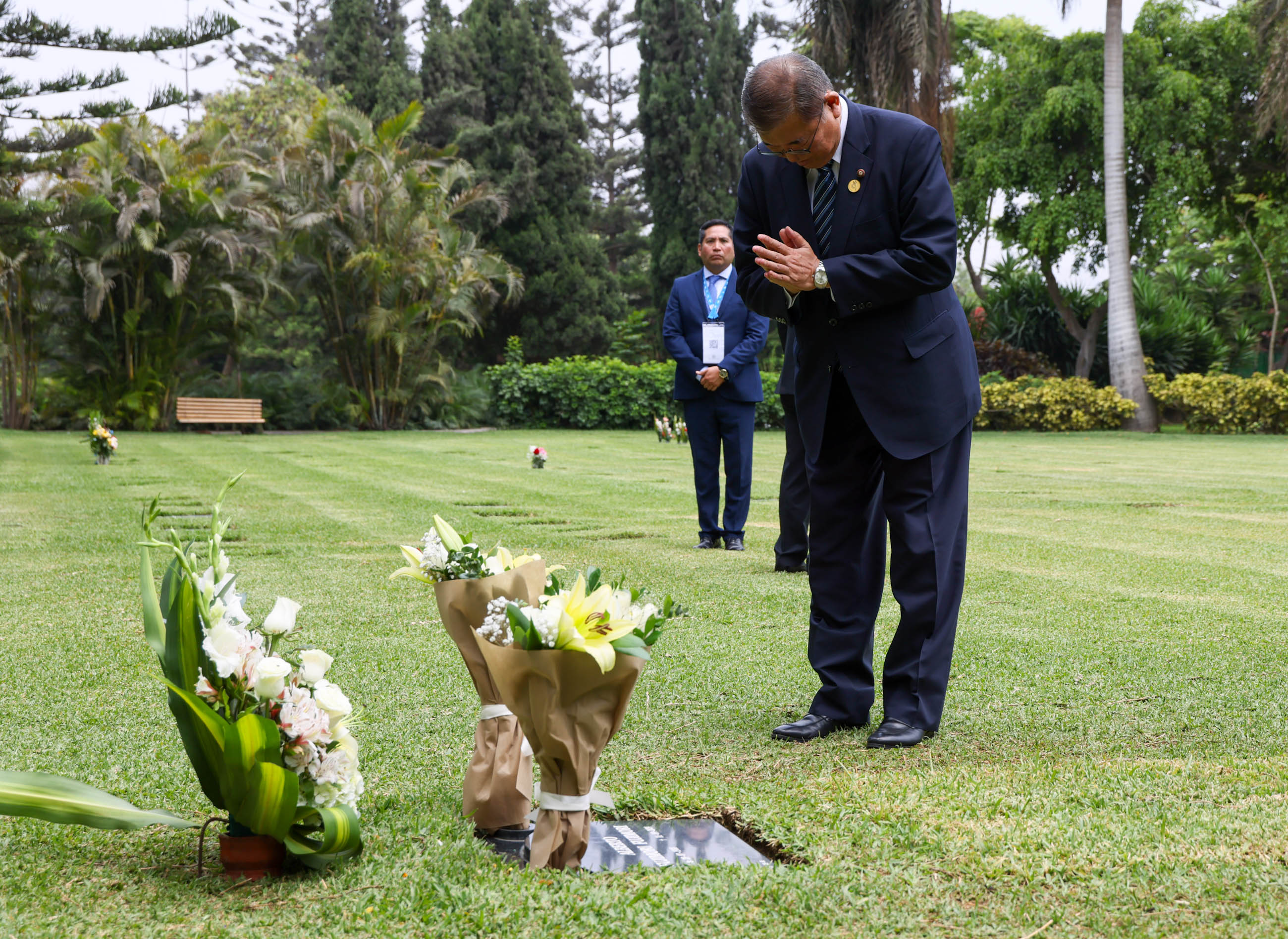 故フジモリ元大統領の墓へ献花する石破総理３