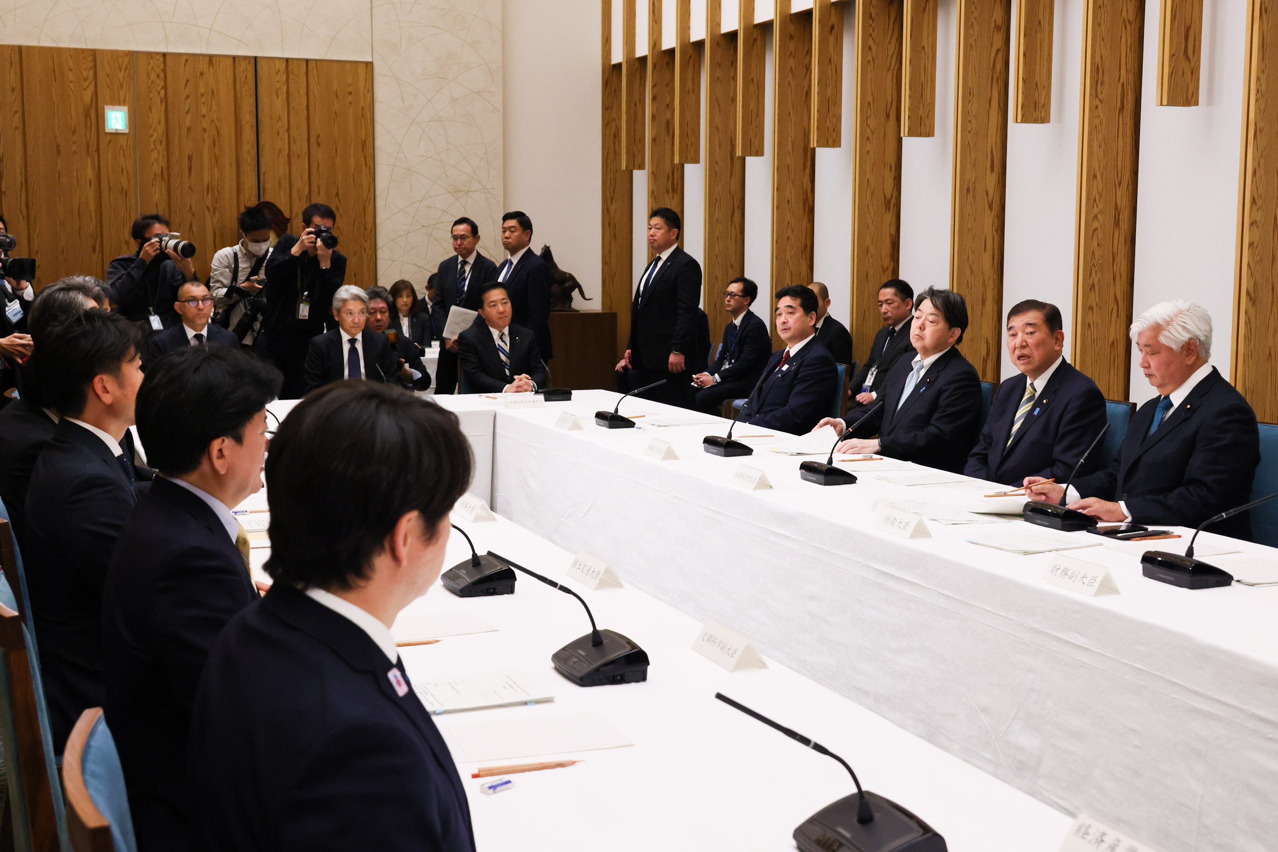 会議のまとめを行う石破総理２