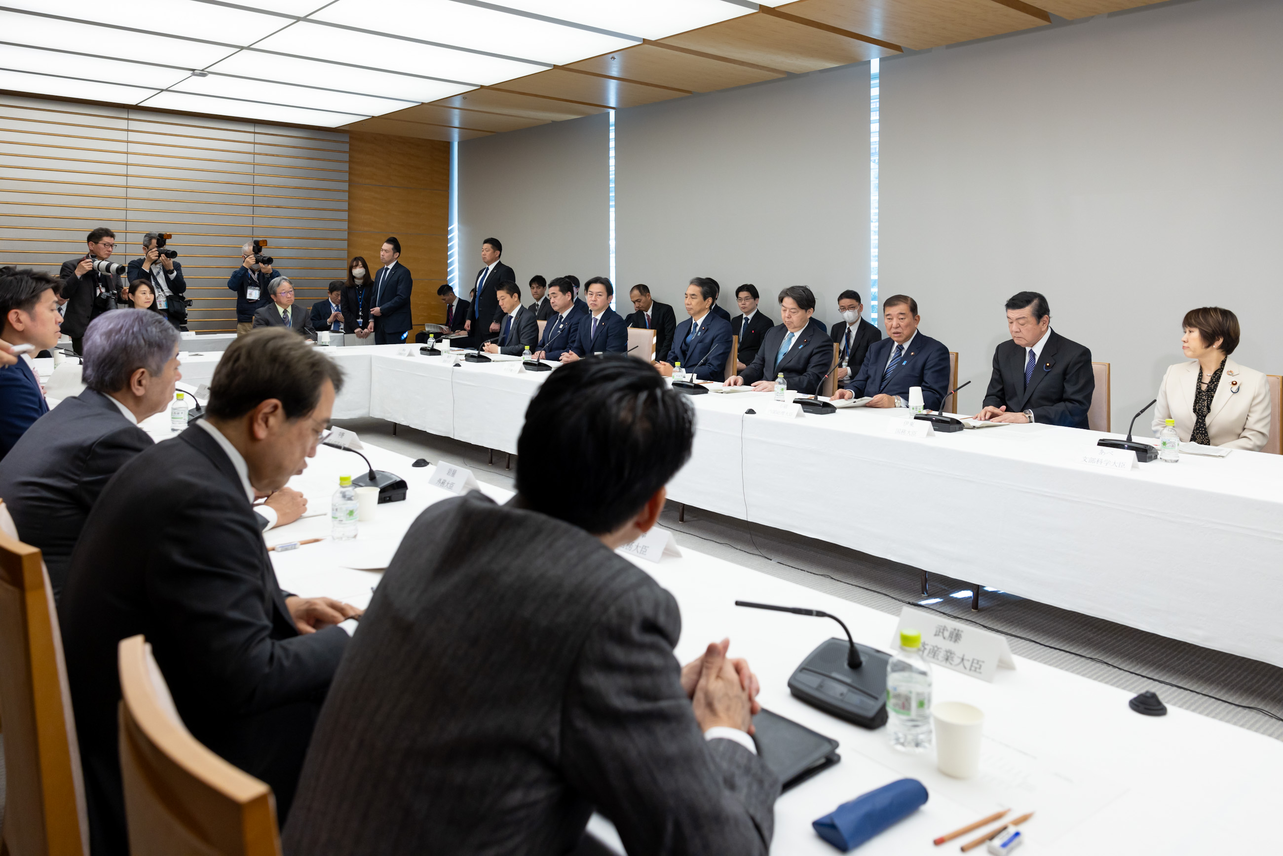 会議のまとめを行う石破総理４