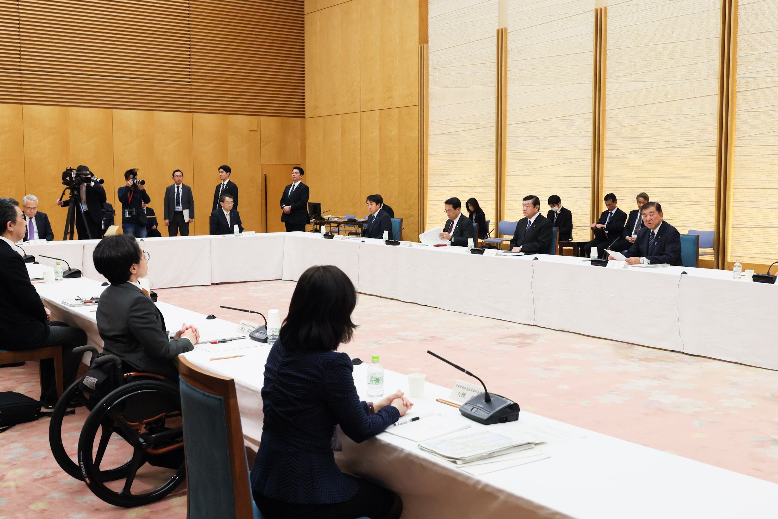 会議のまとめを行う石破総理３