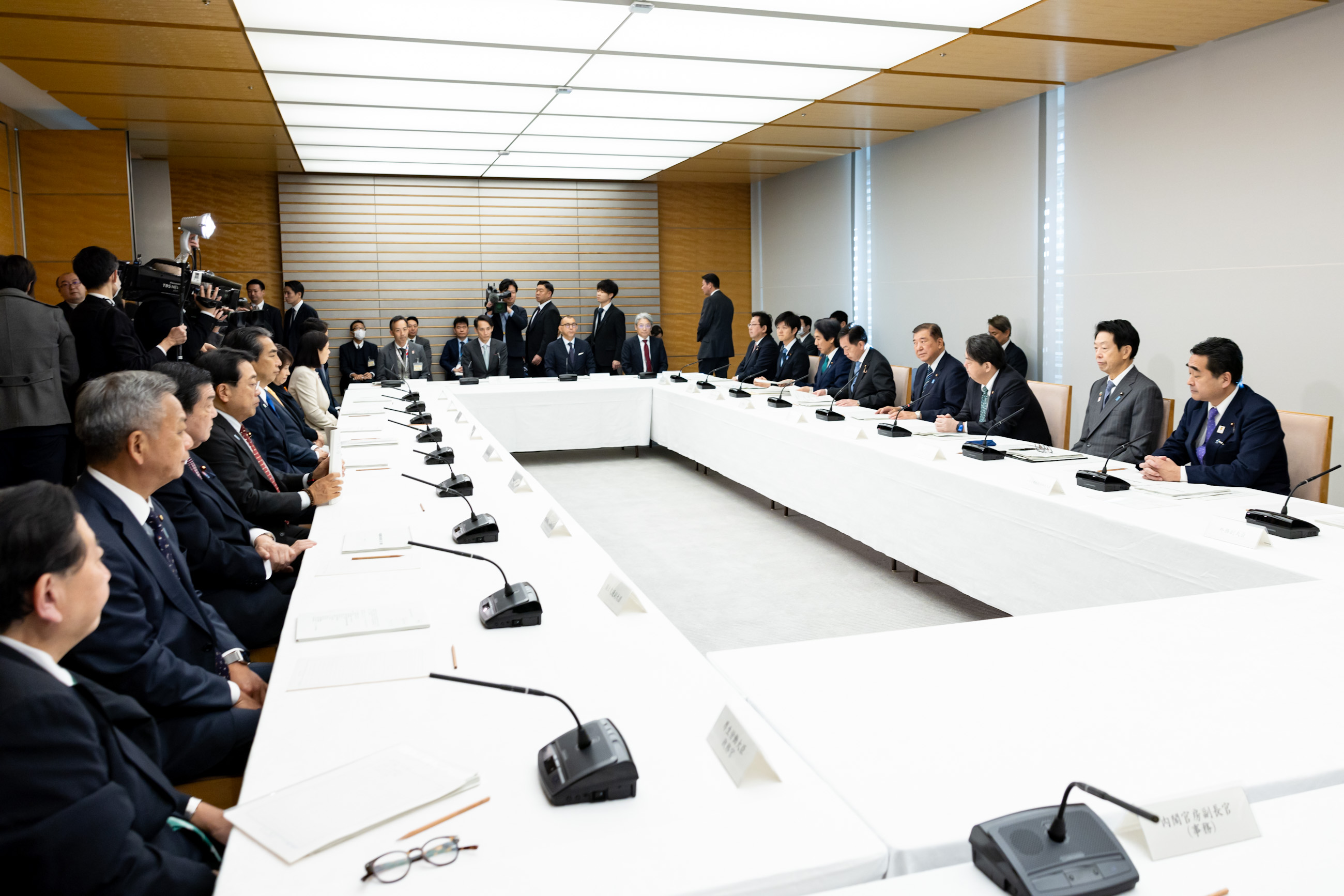 会議のまとめを行う石破総理４