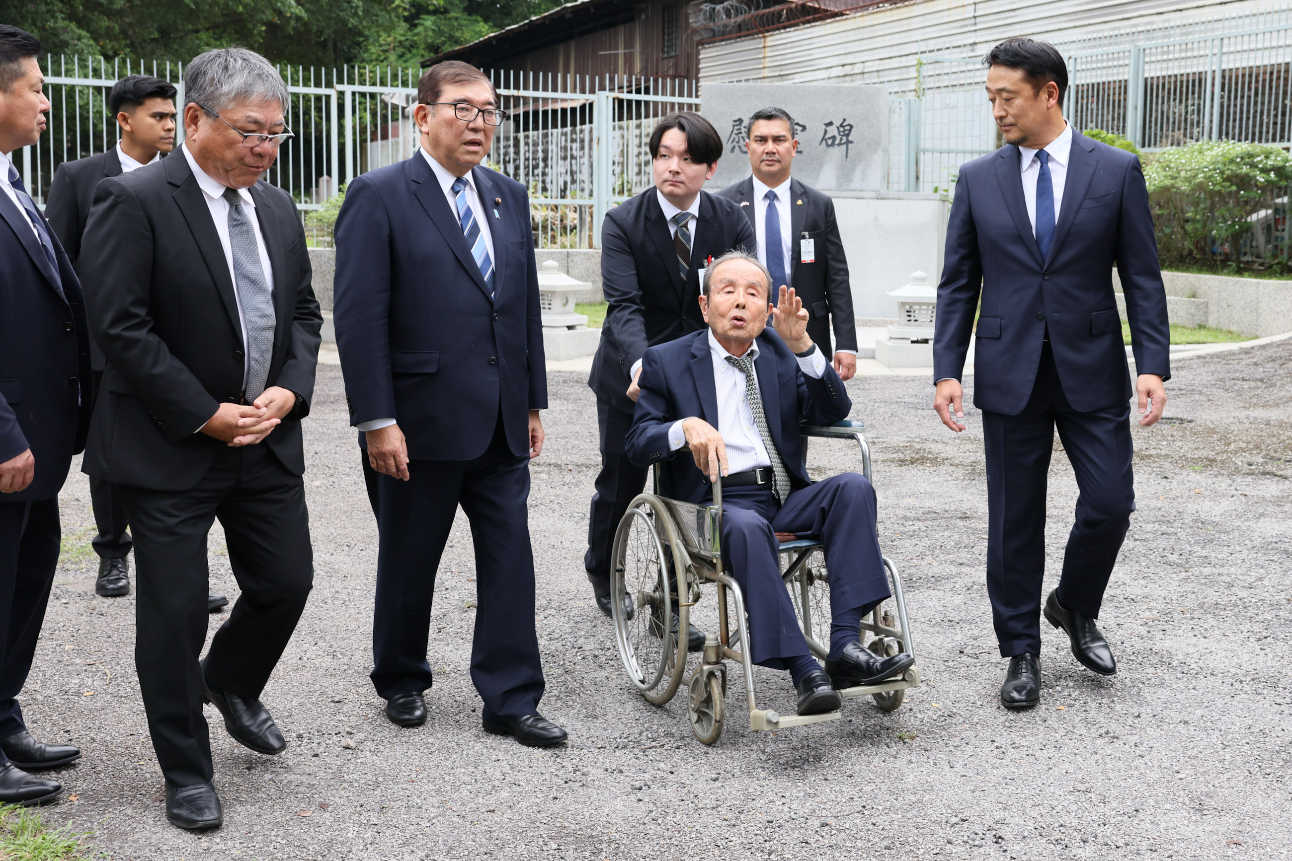 日本人墓地に訪問する石破総理２