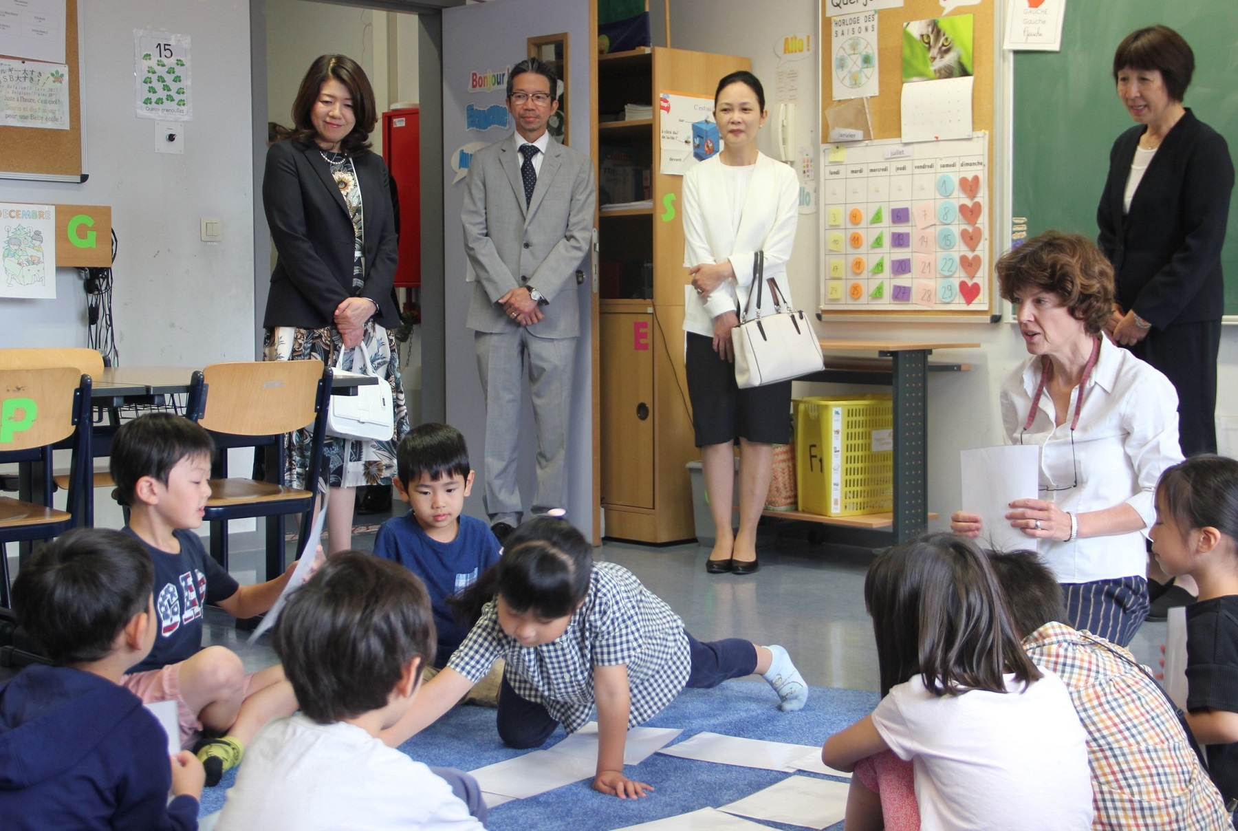 ブラッセル日本人学校を訪問する総理夫人２（写真提供：外務省）