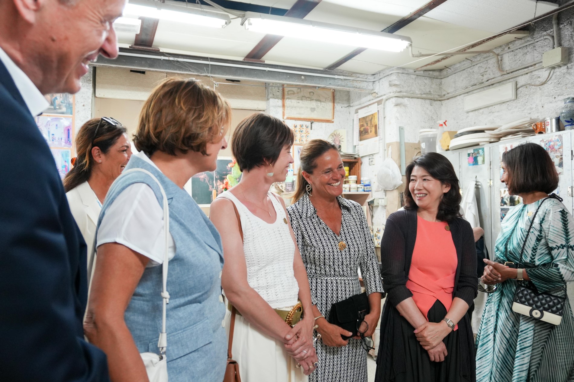 グロッターリエの陶器店（二コラ・ファザーノ）を訪問する総理夫人１