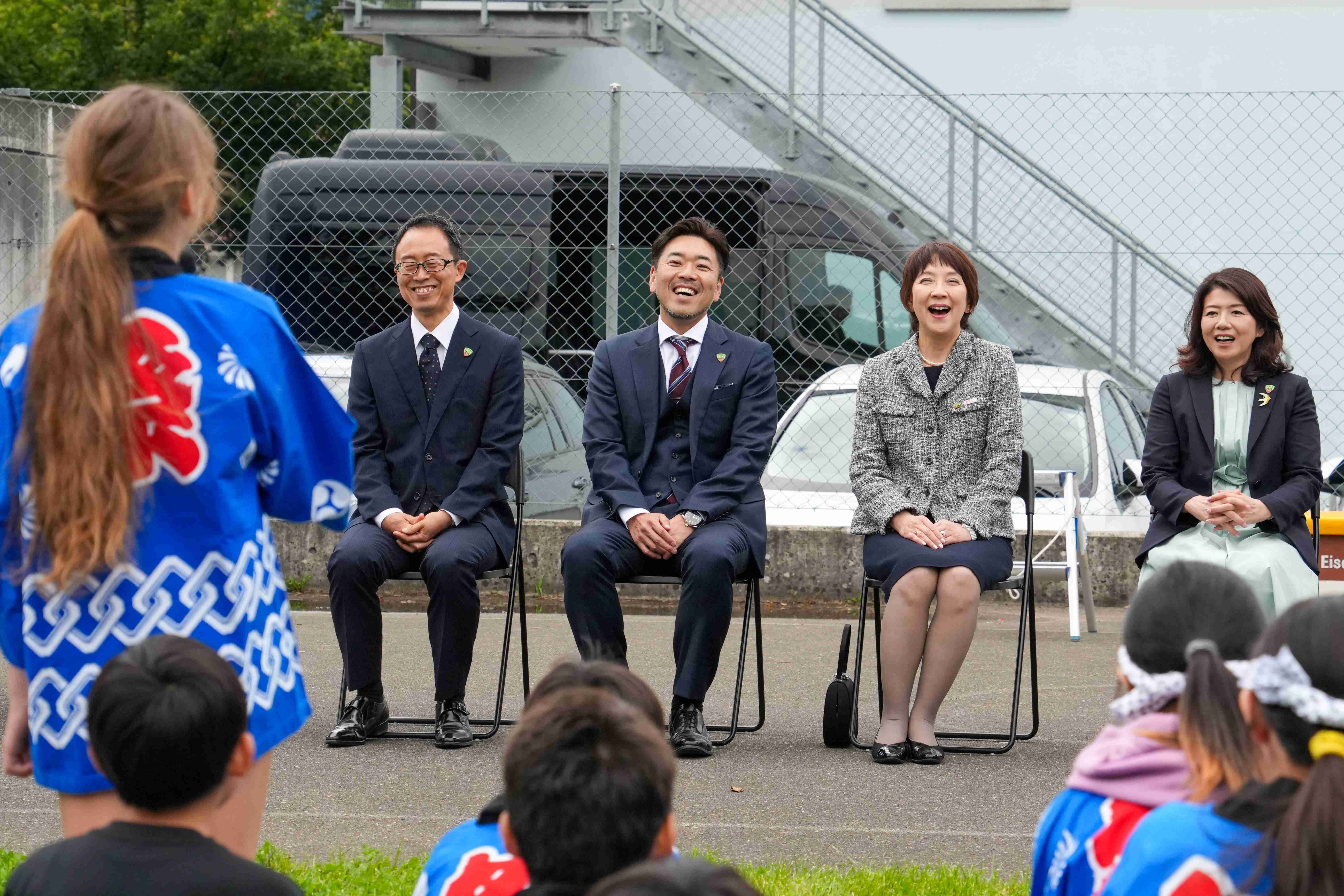 チューリッヒ日本人学校を訪問する総理夫人３