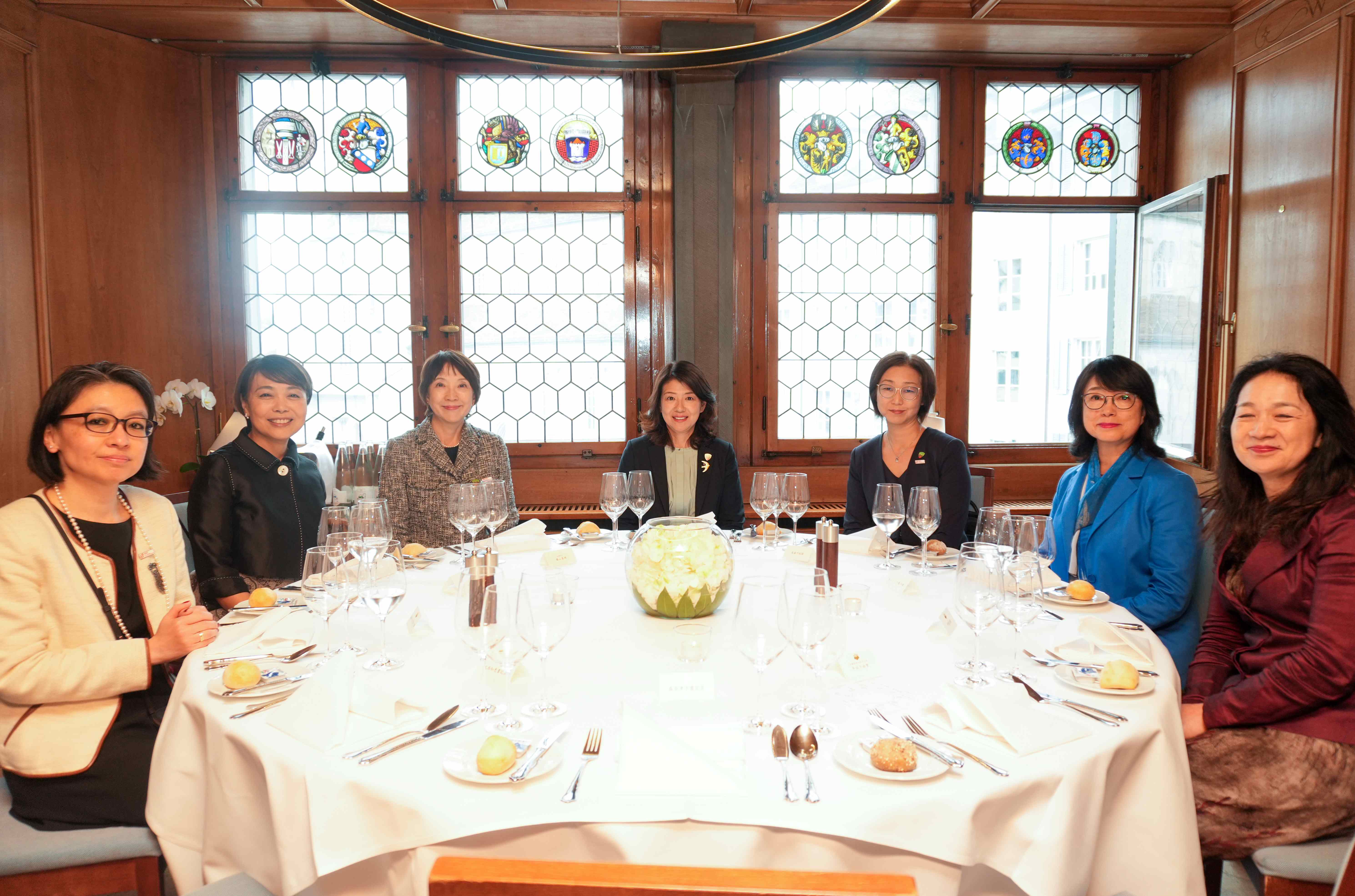 スイスで活躍する日本人女性との夕食会兼懇談に出席する総理夫人