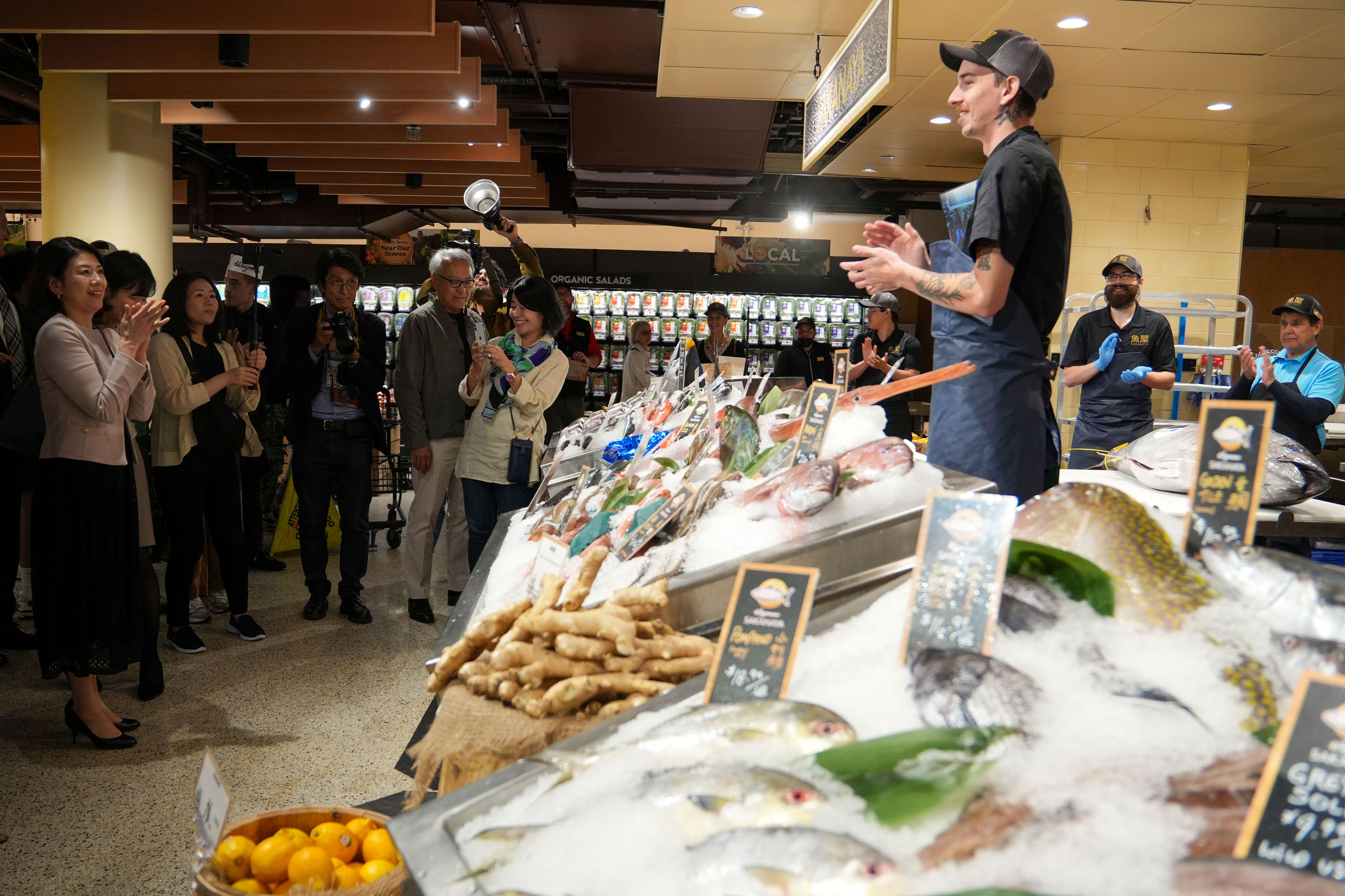 日本食売り場を視察する総理夫人１