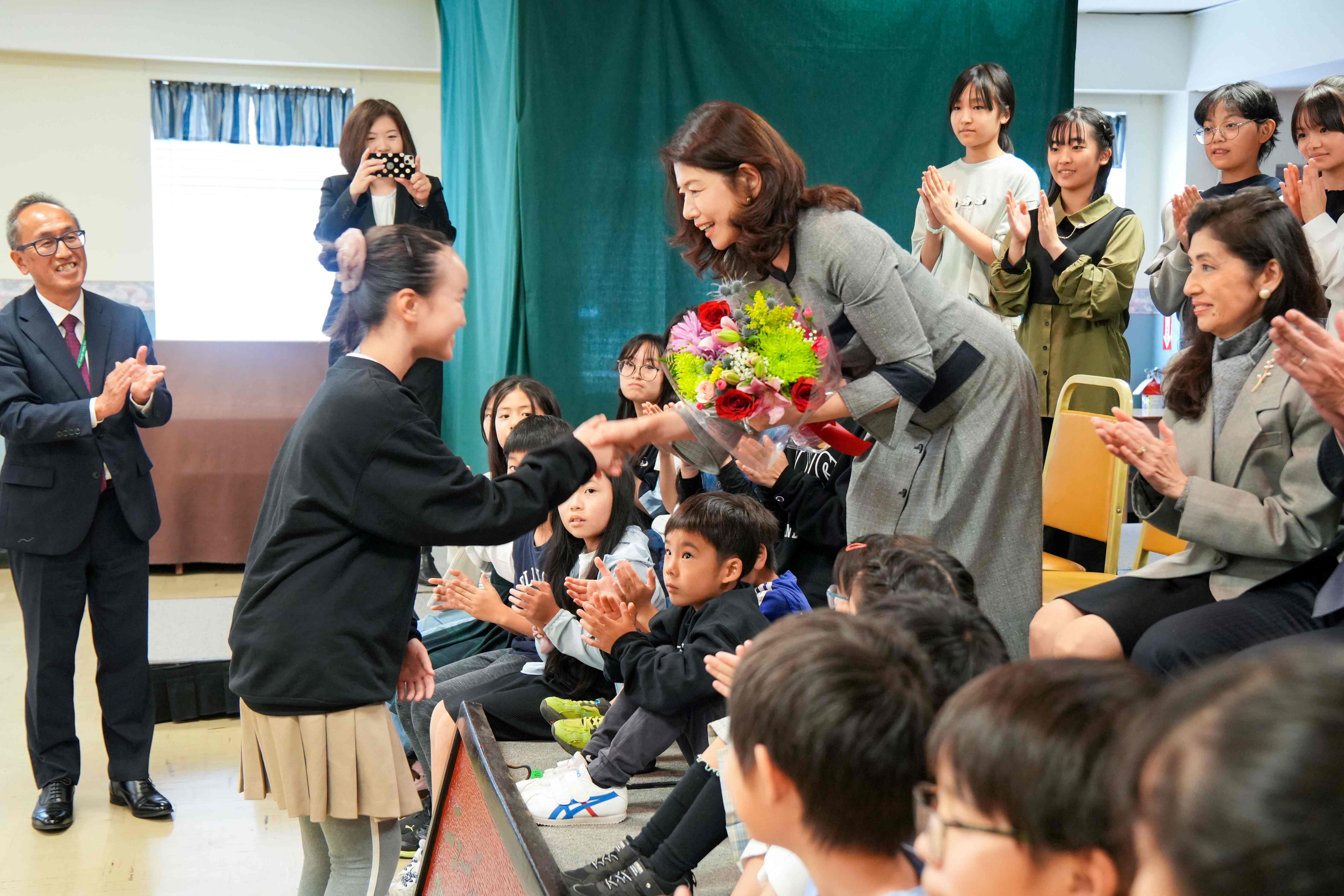 ニュージャージー日本人学校を訪問する総理夫人４