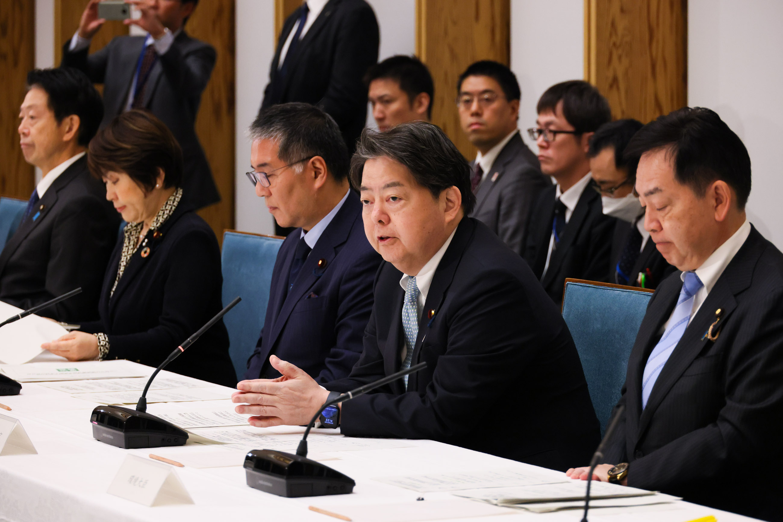 会議のまとめを行う林官房長官２