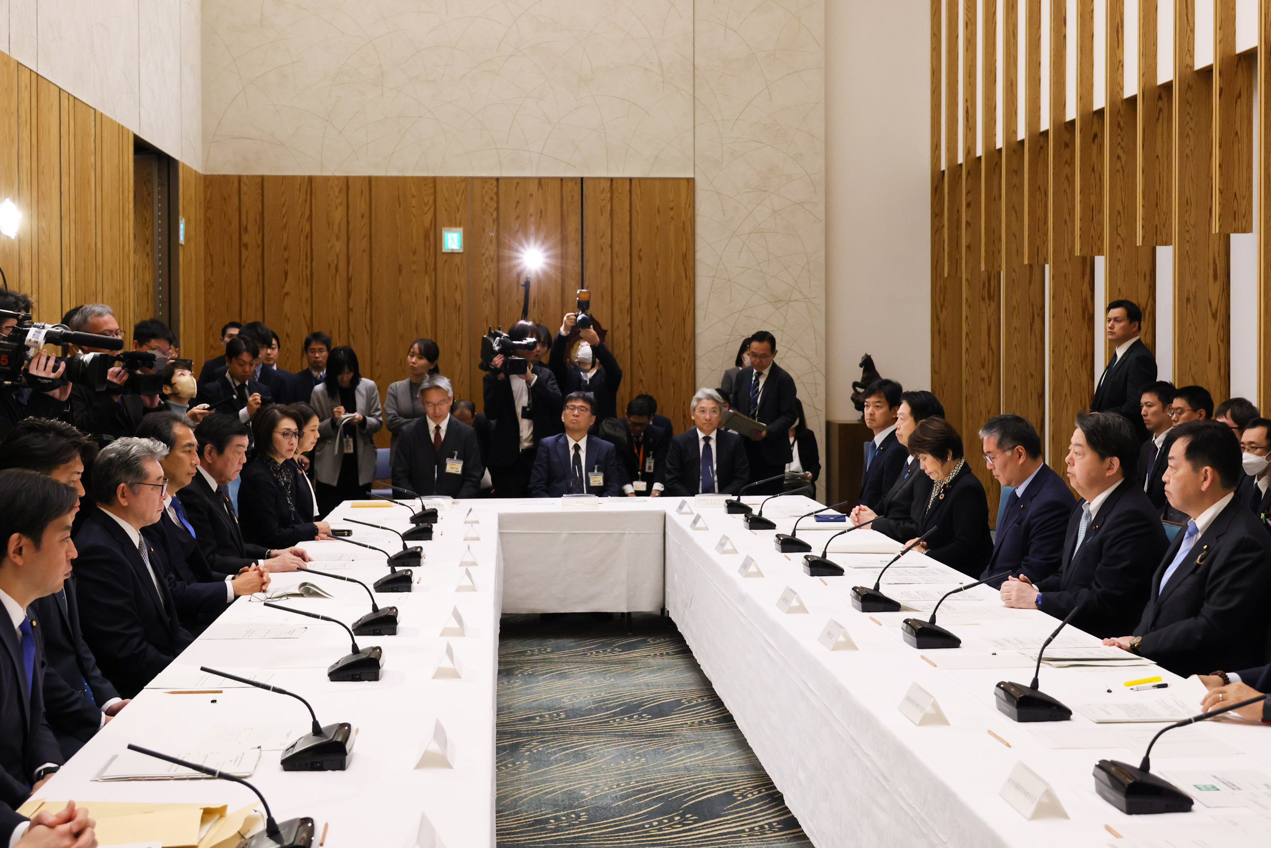 会議のまとめを行う林官房長官４