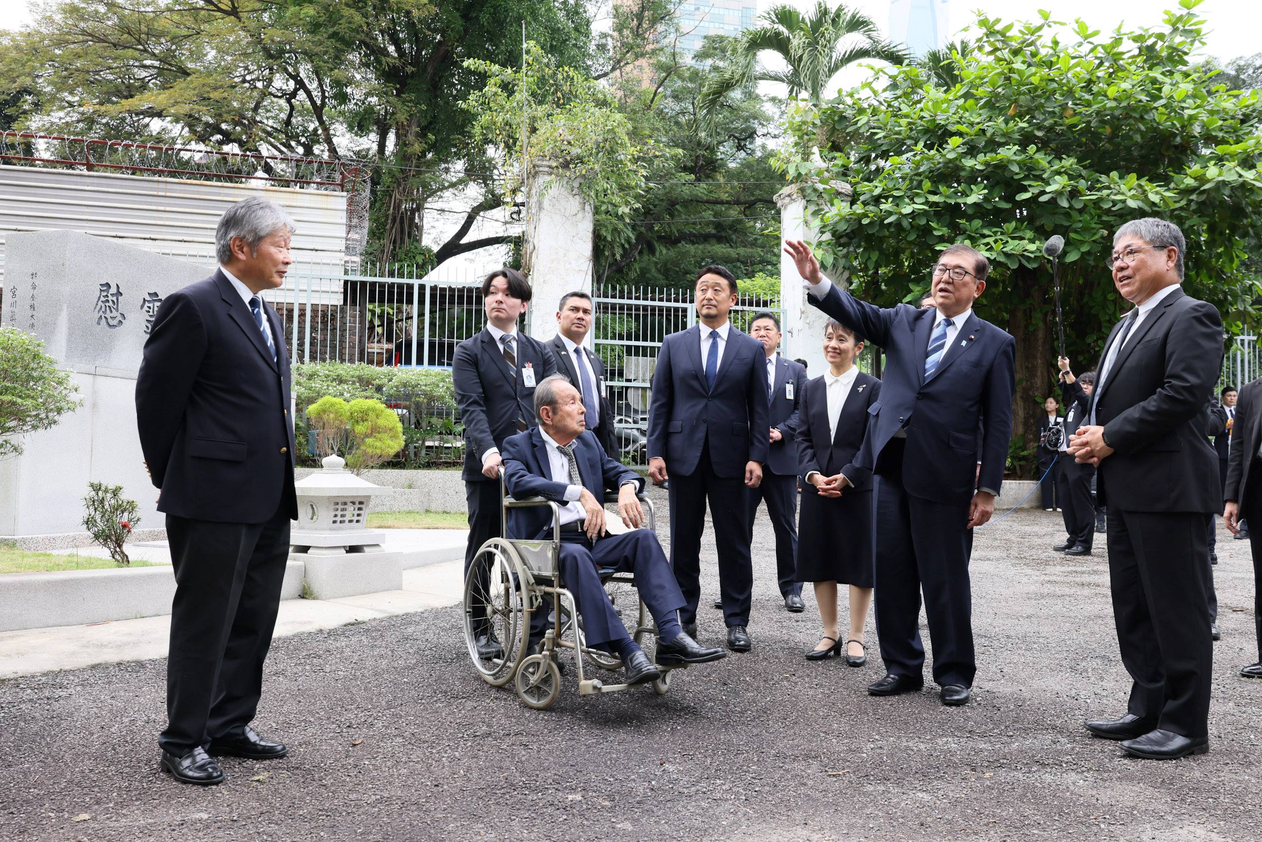 日本人墓地を訪問する総理夫人