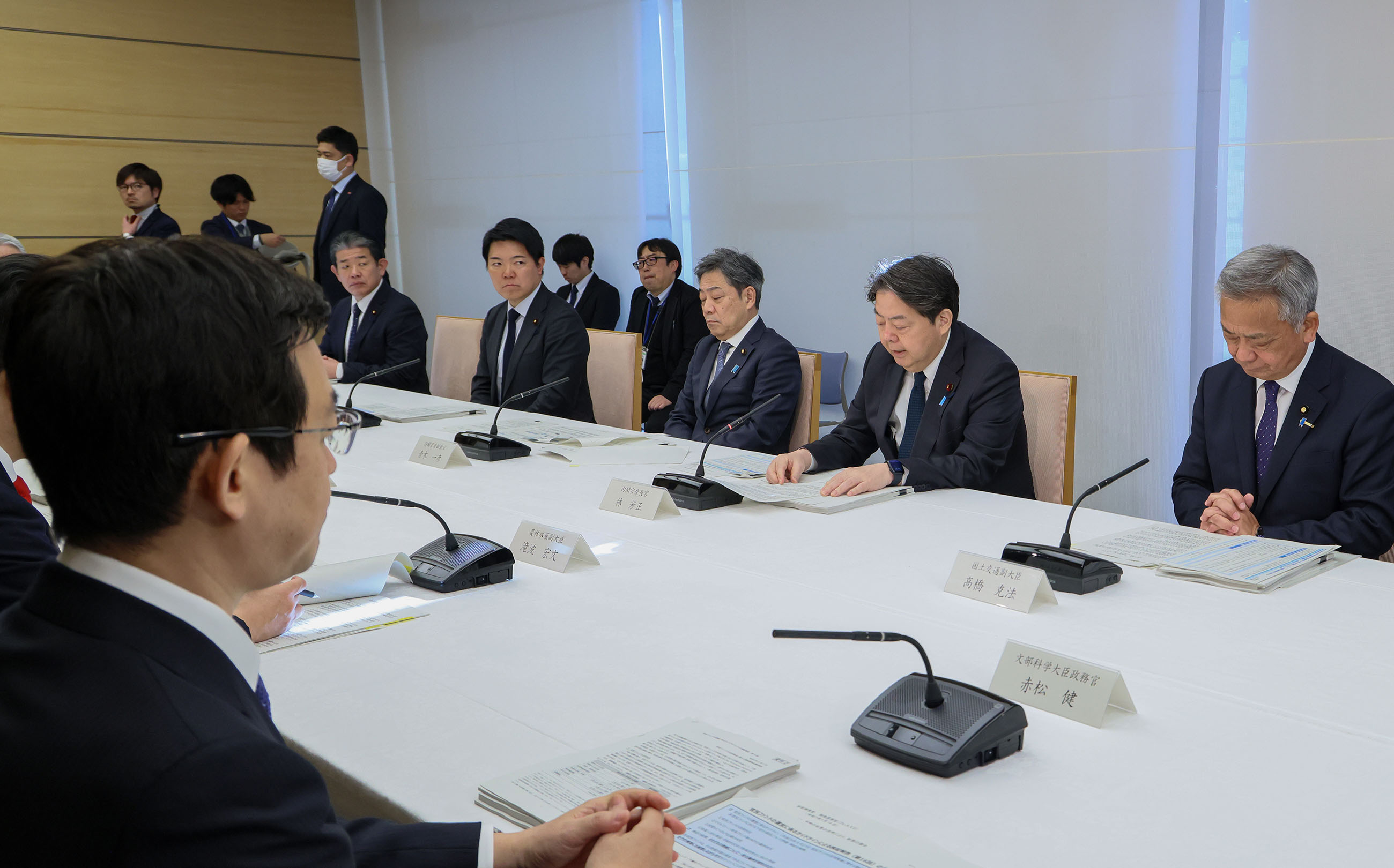 会議のまとめを行う林官房長官２