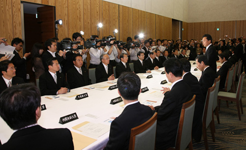 初副大臣会議で挨拶を述べる鳩山総理の写真２