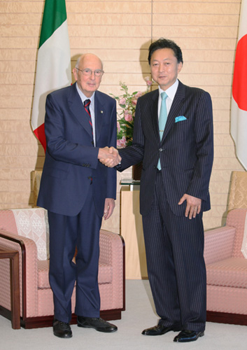 ナポリターノ大統領と握手する鳩山総理の写真