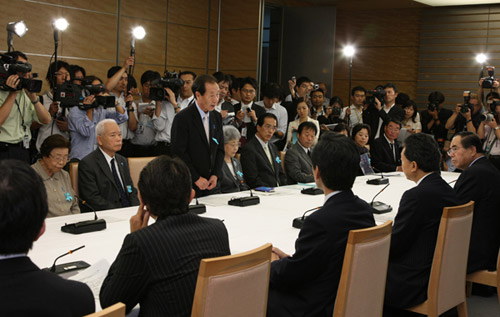 拉致被害者御家族との懇談で挨拶する家族会代表の飯塚繁雄氏の写真