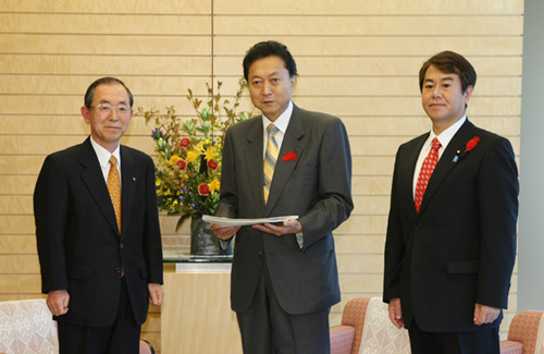 地方分権改革推進委員会第３次勧告の手交を受ける鳩山総理の写真２