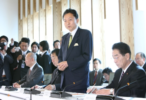 行政刷新会議であいさつする鳩山総理の写真１