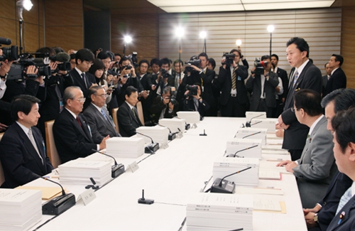 行政刷新会議であいさつする鳩山総理の写真２