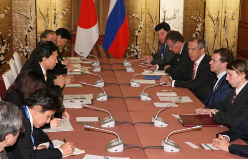 日露首脳会談に臨む鳩山総理の写真