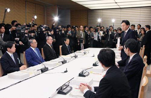 行政刷新会議であいさつする鳩山総理の写真２