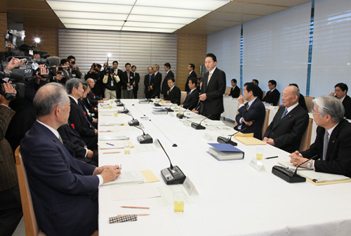 総合科学技術会議であいさつする鳩山総理の写真２